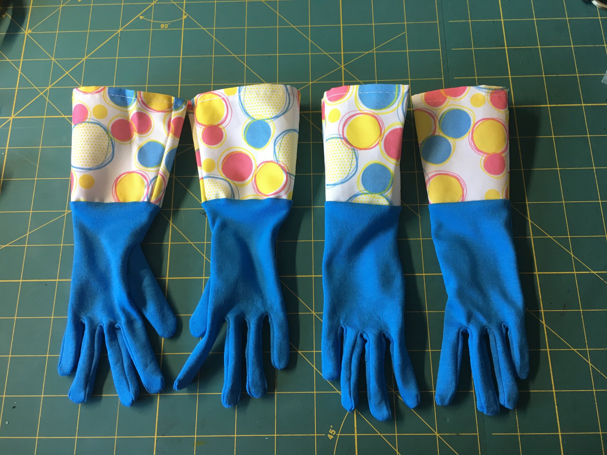 Sunny Baudelaire - Kitchen Gloves (S2)