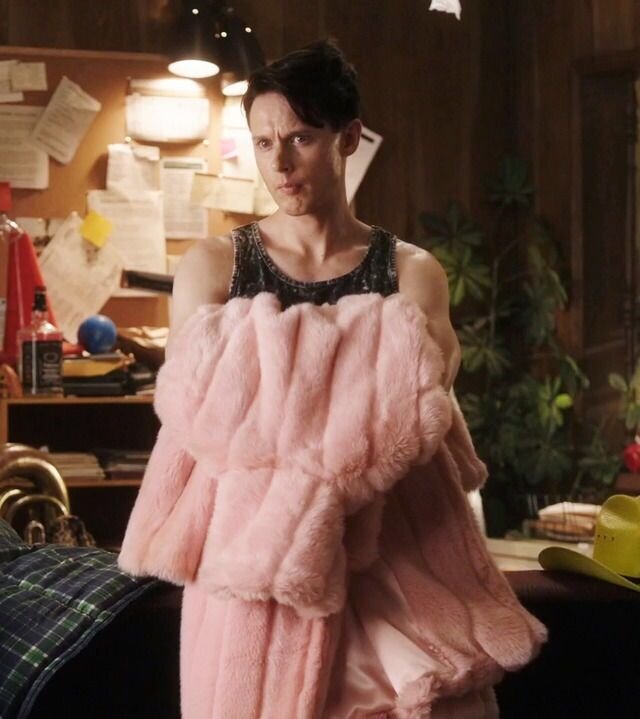 Dirk Gently - Pink Coat (S2)
