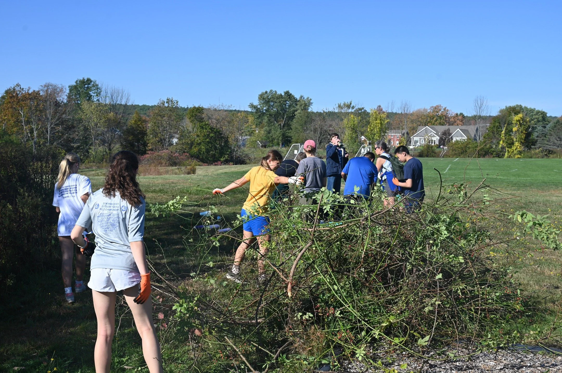 Last week over 100 Falmouth Middle School 8th graders joined us for a field trip at Community Park!

After learning about invasive and native plants in their science classes, they put their learning into action during a day filled with invasive plant