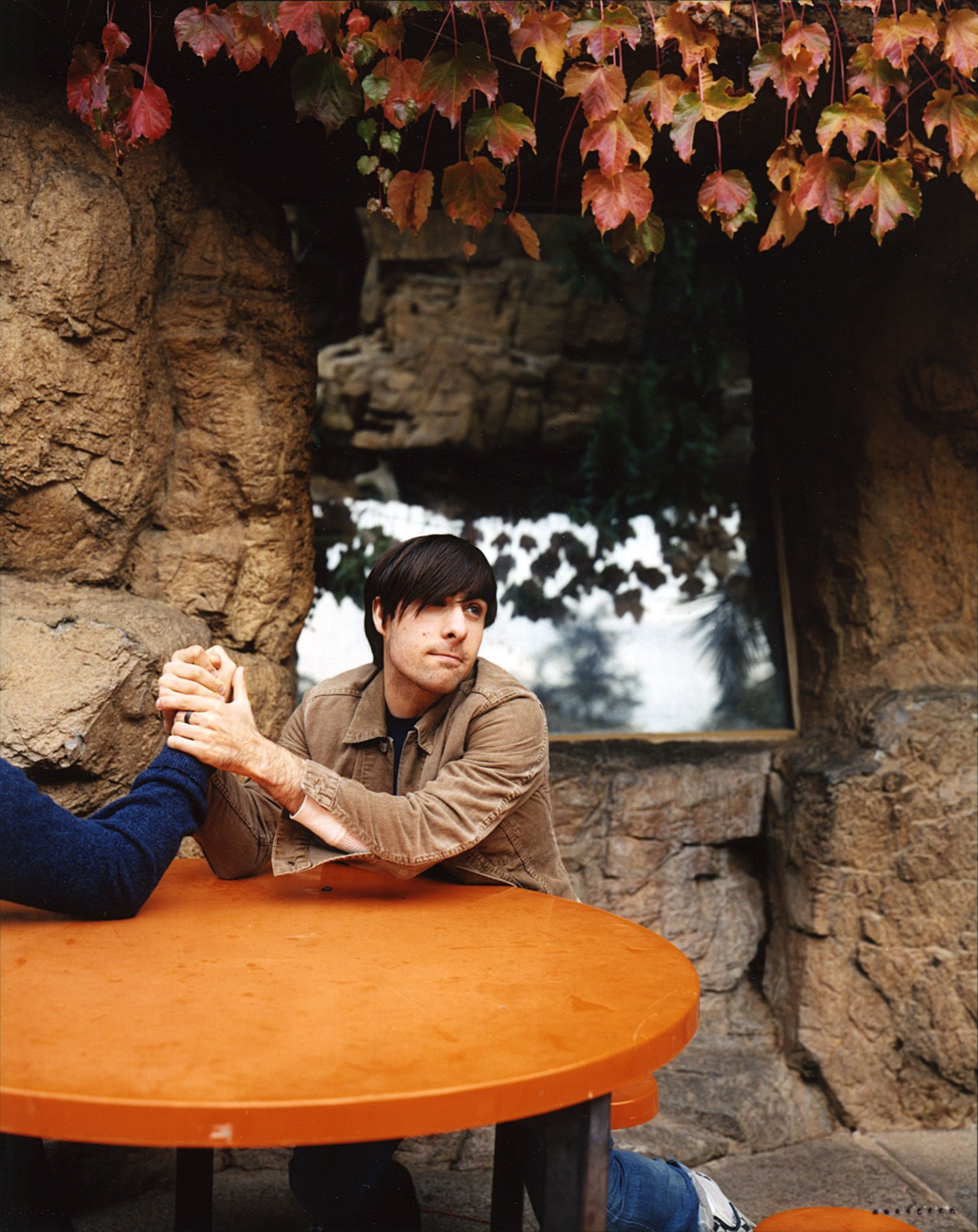 jason.schwartzman.armwrestle.web.jpg