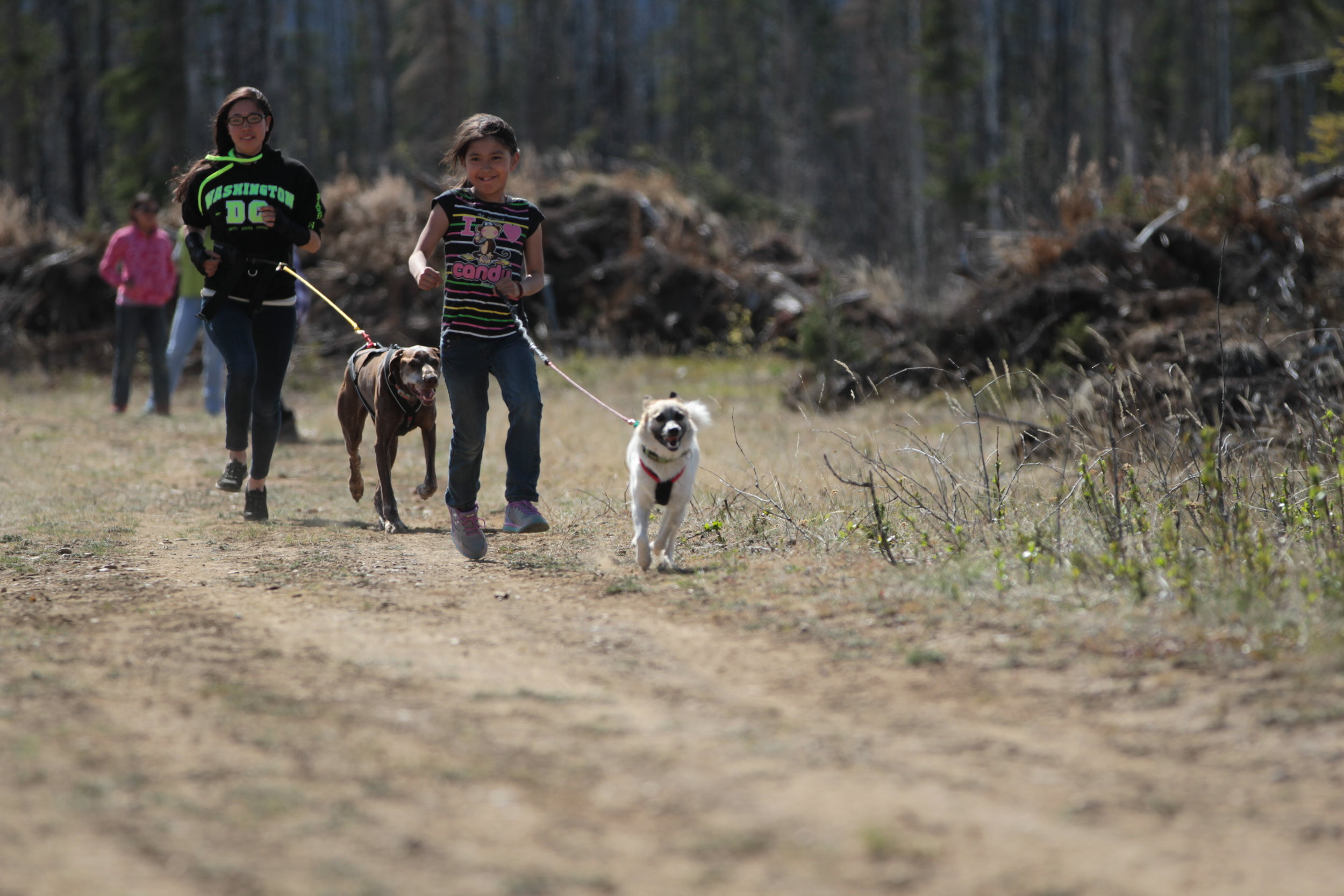 Eagle & Tanacross students run with dogs.