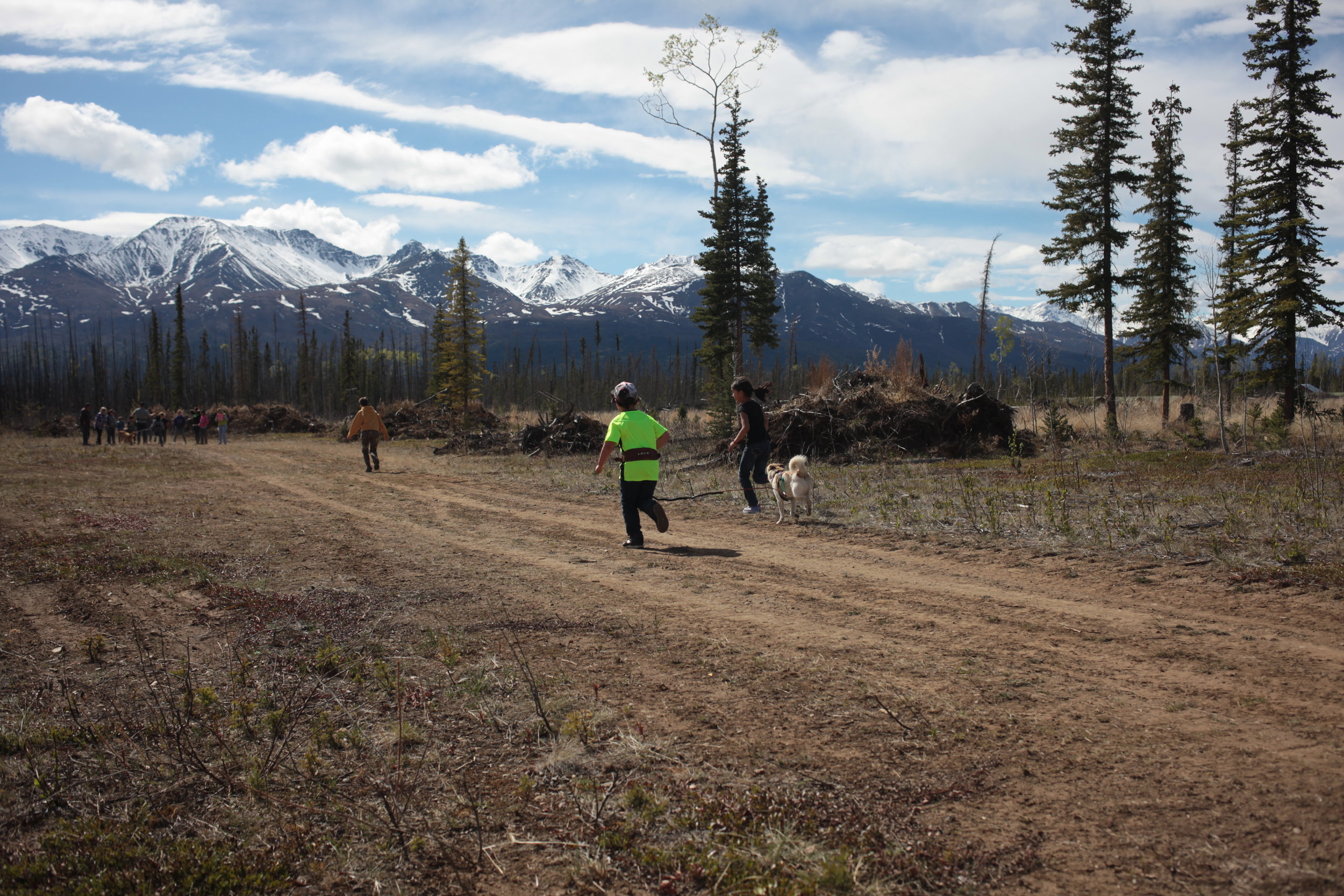 Eagle & Tanacross students run with dogs.