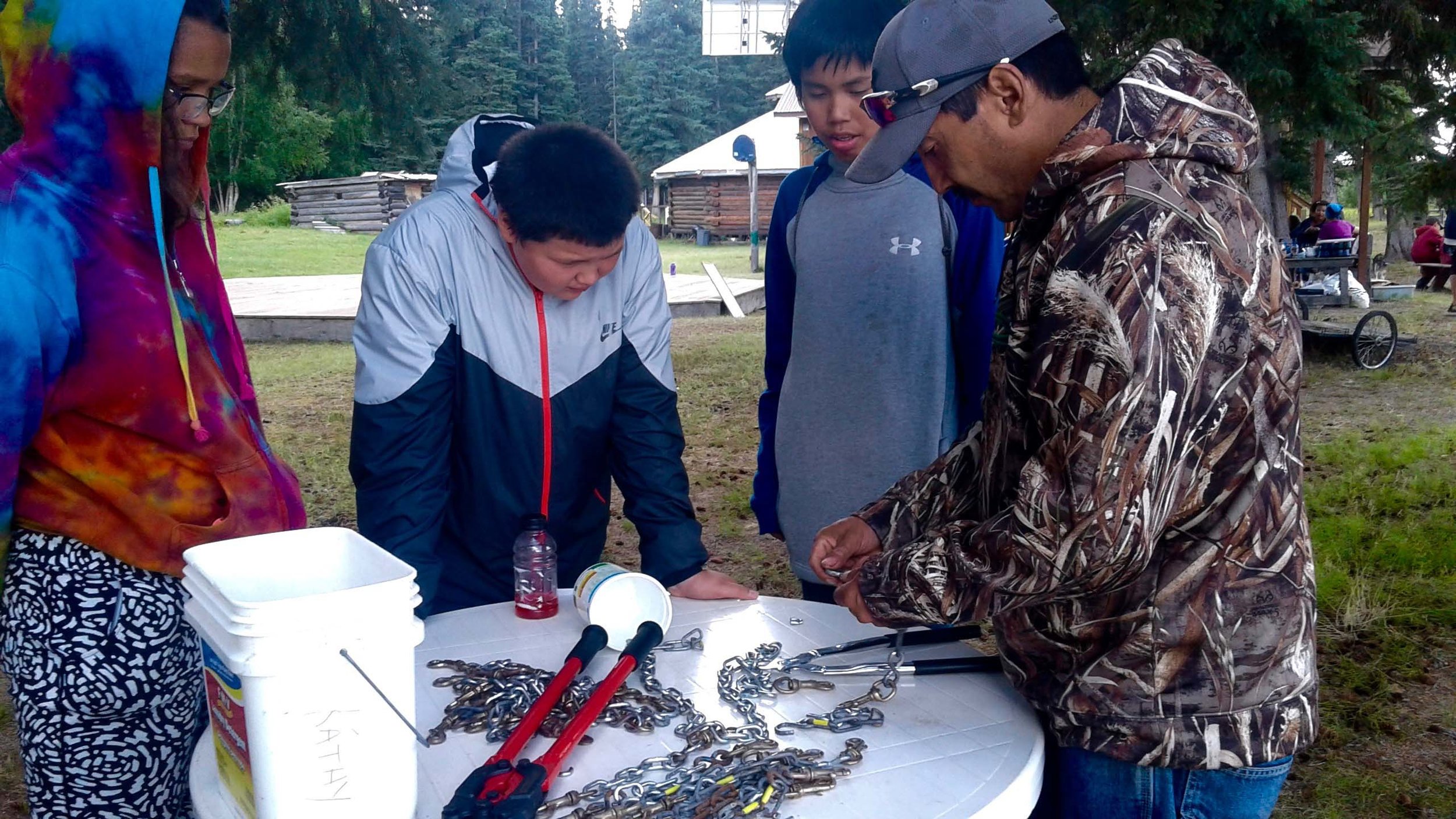 Dog musher teacher shows students how to make chains.