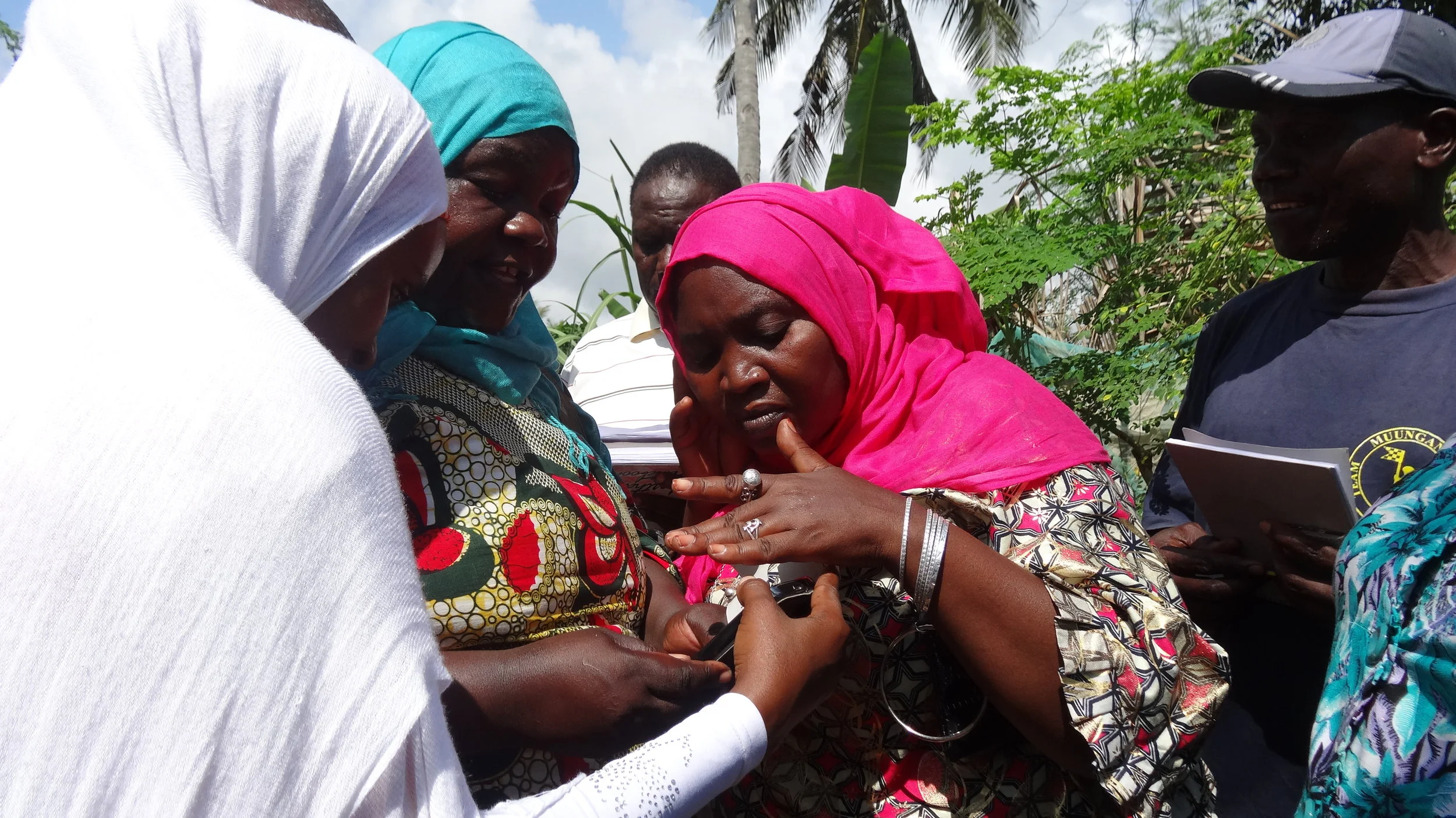 mama-fatuma-demonstrates-gps-app-to-fellow-federation-members_11995497136_o.jpg