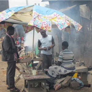 Informal food vendors in Mathare, Nairobi. Photo: Cecilia Tacoli, IIED.