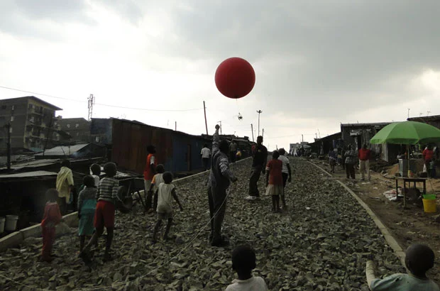 Mappers launch an air balloon in Mathare, Nairobi. Photo: Sohel Ahmed, DPU, UCL.