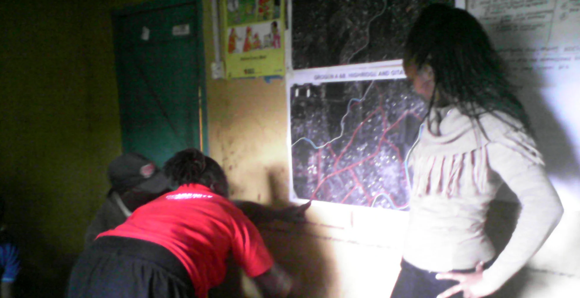 ‘Focus group discussion plus’ in Korogocho. Community members analyse, discuss and complement the aerial maps. Photo: Grace Githiri.
