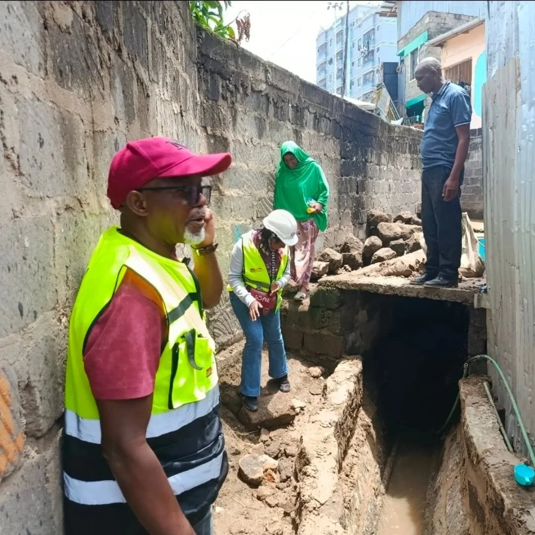 Last week, the Executive Director at SDI kenya visited Mahira Village to inspect the ongoing drainage upgrading activity, which is progressing smoothly and on track despite the hurdles. 

Together, the community members and the Executive Director dov