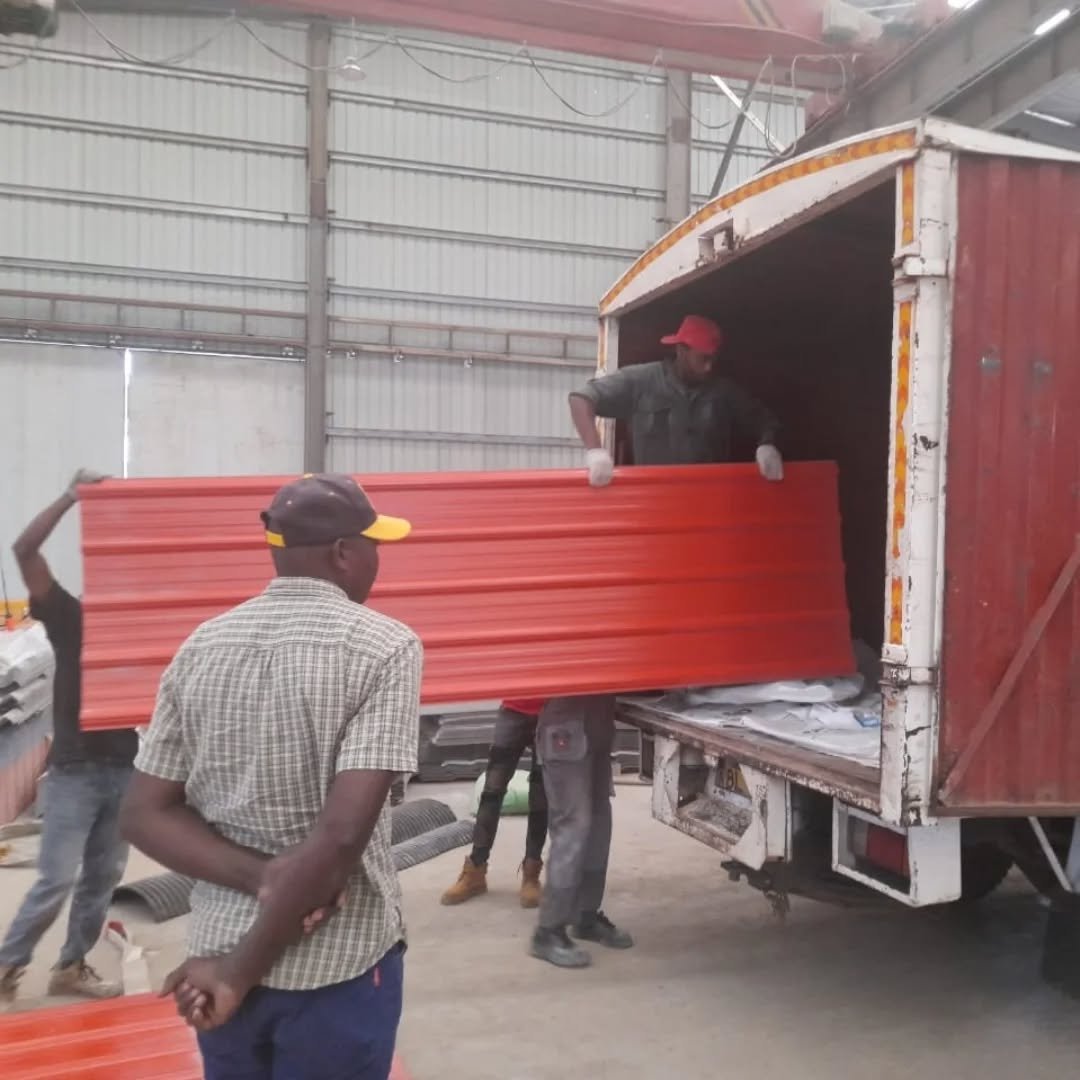 Action on the ground for the ROOH Housing Campaign! 🚚 

Yesterday, we delivered alternative building materials from the factory directly to homeowners as part of our ongoing co-design process.

Together with residents, we are exploring UPVC roofing 