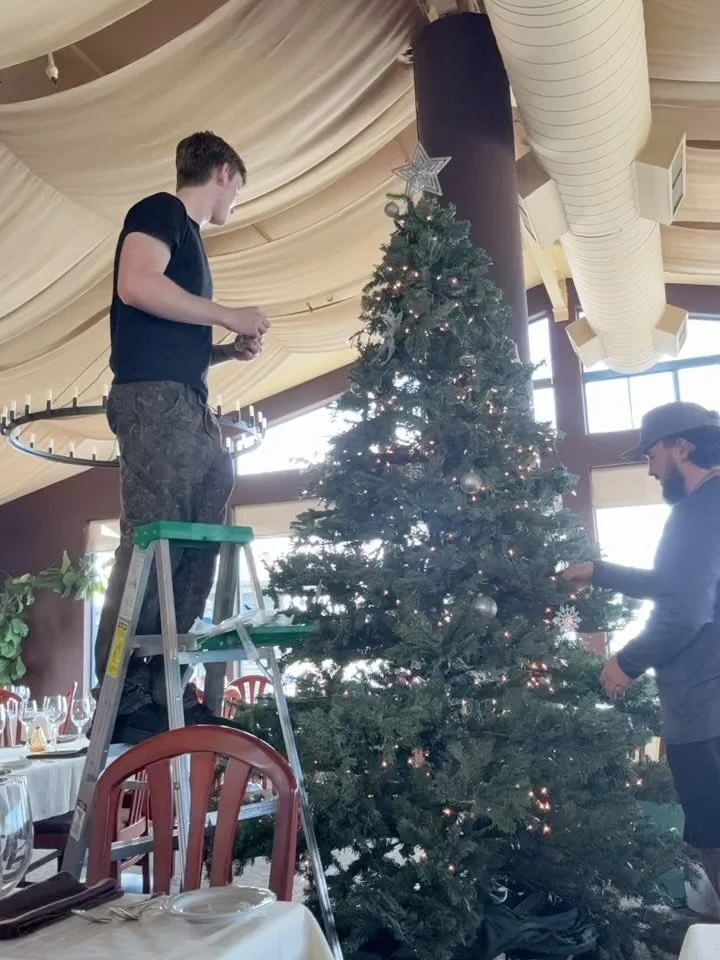 It&rsquo;s beginning to look a lot like Christmas here at Windows!  Come in and get in the holiday spirit with us. 

#wotw #christmasdecor #dinnerwithview