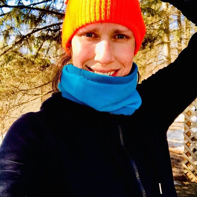 I feel like a safety cone in this hat. It likes to creep up and get into that cone shape when I run. 😂 My goal is to be seen and not get run over and so far it has worked! FASHION 👏 function👏, my middle name. 😉