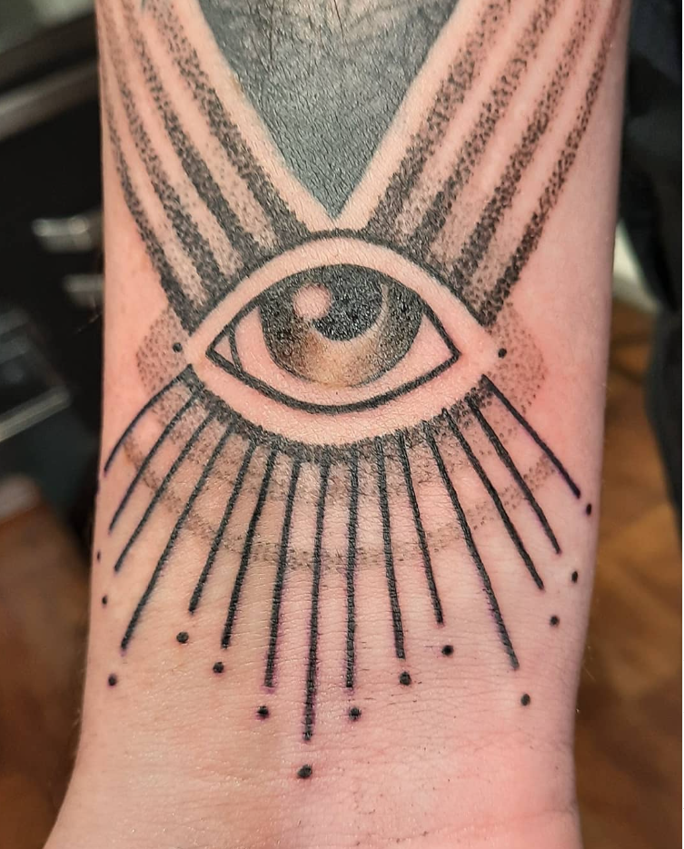 beyasunka.comblack and gray eye ball 1.png