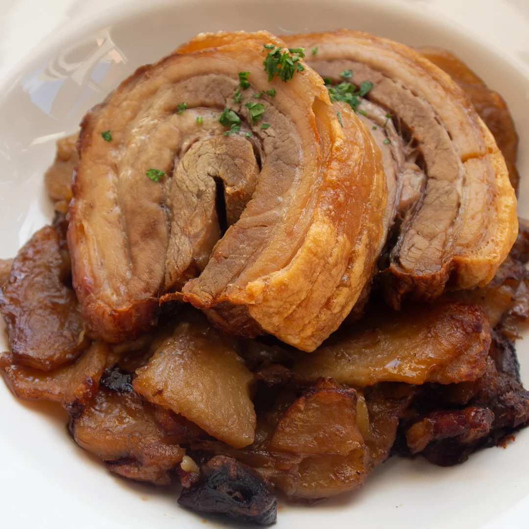 Poitrine Rôle de Porc Pomme Boulangère - Rolled pork belly roasted w potatoes, mushroom, onion & speck