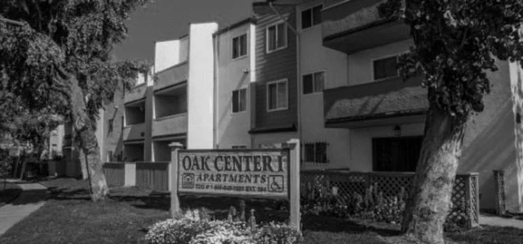 Oak Center Apartments BW.jpg