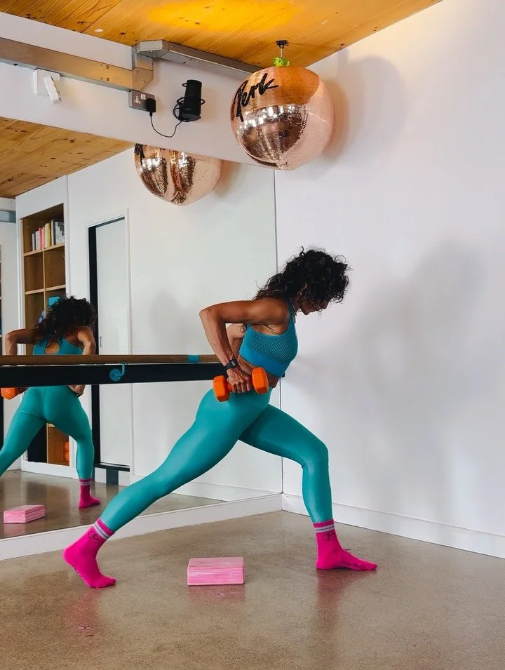 PERK WEIGHTED BARRE SET 

Weights and barre is a fantastic combo! Aim for 4-8 repetitions of each slide done consecutively. Quick reset, repeat other side.

🛠️ Heavy dumbbell (we are using 5kg) and a yoga block

🤘

.
.
.
.
.
#fullbodyworkout #total