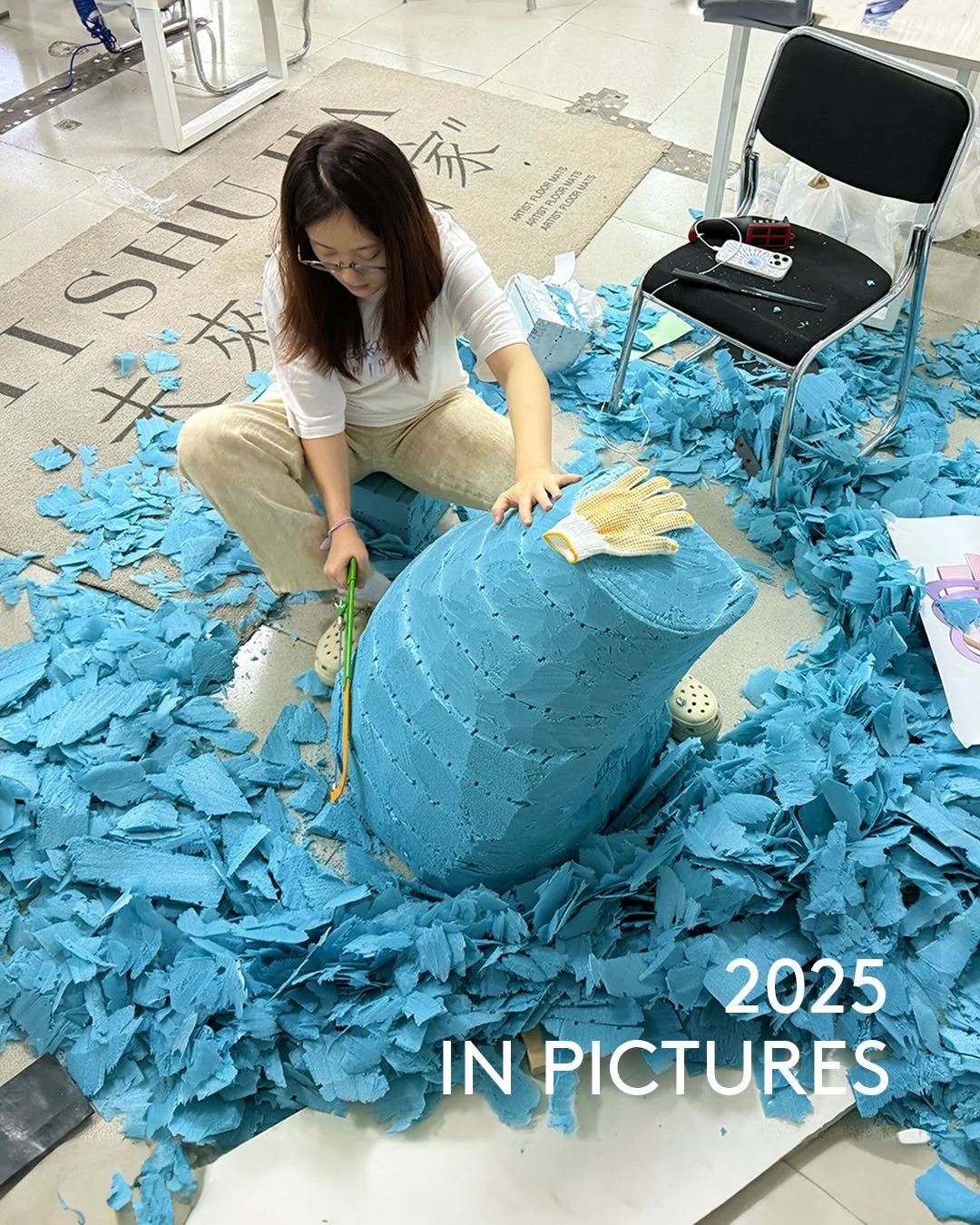 These are some of our favourite pictures from the year. They might look random at first: a sketch here, a moment there, someone mid conversation or mid making. But when we look again, we see people. We see creativity doing its quiet work.

We are dee