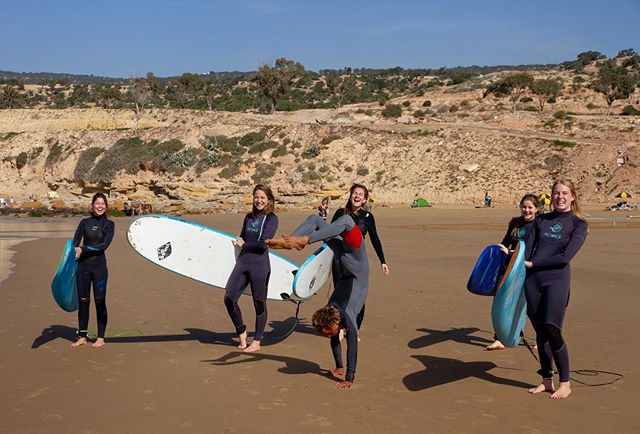 Surf & yoga & fun, we got that covered.
Here’s our ISA coach @ismailkarbd teaching some néw moves... Book now for your epic surf & yoga package in taghazout with @amayoursurf .
.
.
.
.
.
.
.
.
#learntosurf
#surfer
#surfmorocco
#amayoursurf
#surflife
#taghazout
#morocco
#visitmorocco🇲🇦 #surflifestyle
#beachlife
#endlesssummer
#yoga
#yogaeverydamnday
#handstand
#beach
#surfholiday
#yogaholiday
#surfschool
#surfcamp
#fun
#saltyhair
#saltlife