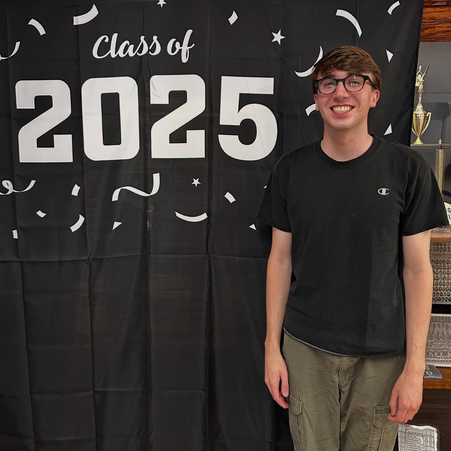 We are thrilled to announce that Otis Alley has been awarded the 2025 Daron Bruce Theatre Scholarship!

This scholarship is given annually from the Hume-Fogg Theatre Booster Club to a graduating Hume-Fogg senior who best embodies the values of our th