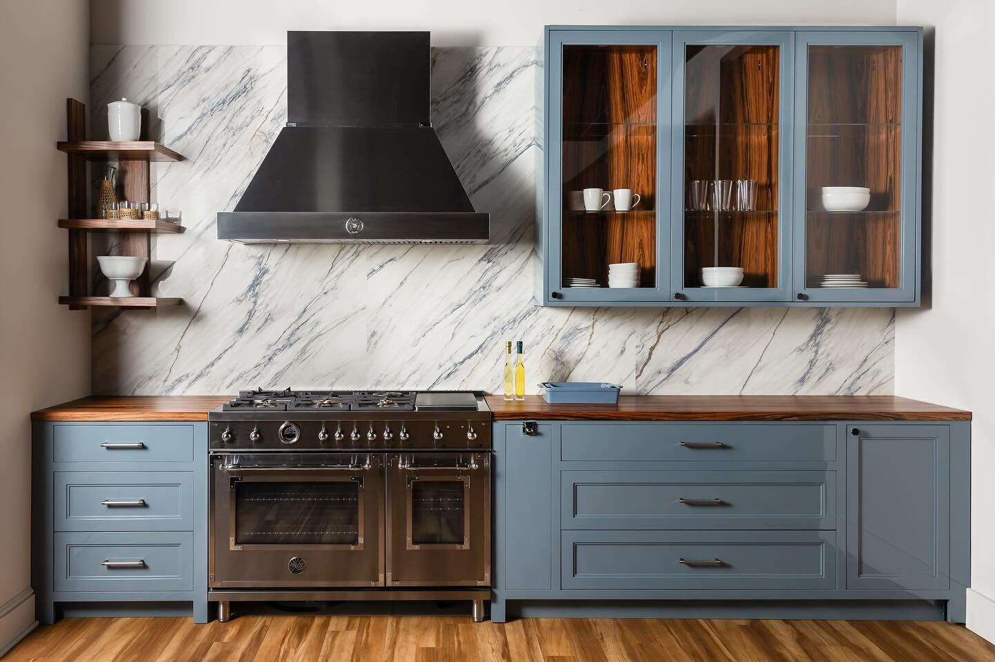 How I photographed it *swipe* How it looked in person

I&rsquo;m the one that shot this, and it still never ceases to amaze me what I can accomplish with artificial lighting! This was one of six setups I photographed in the @redstonekitchens showroom