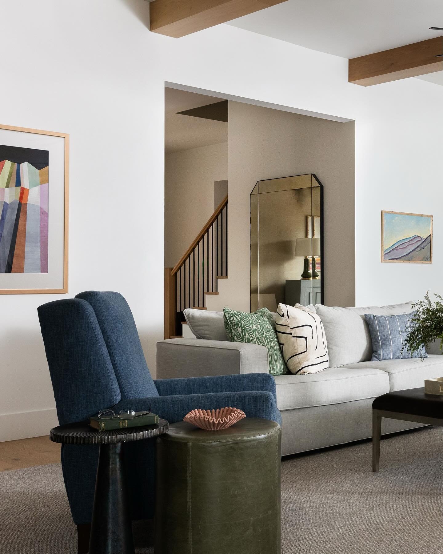 Lovely living room moments design by @elizabethryaninteriors. Light and airy with pops of color. All images lit by strobe, even though we had lots of windows in this space. Sometimes the naturally light even if present just isn&rsquo;t giving. So cre