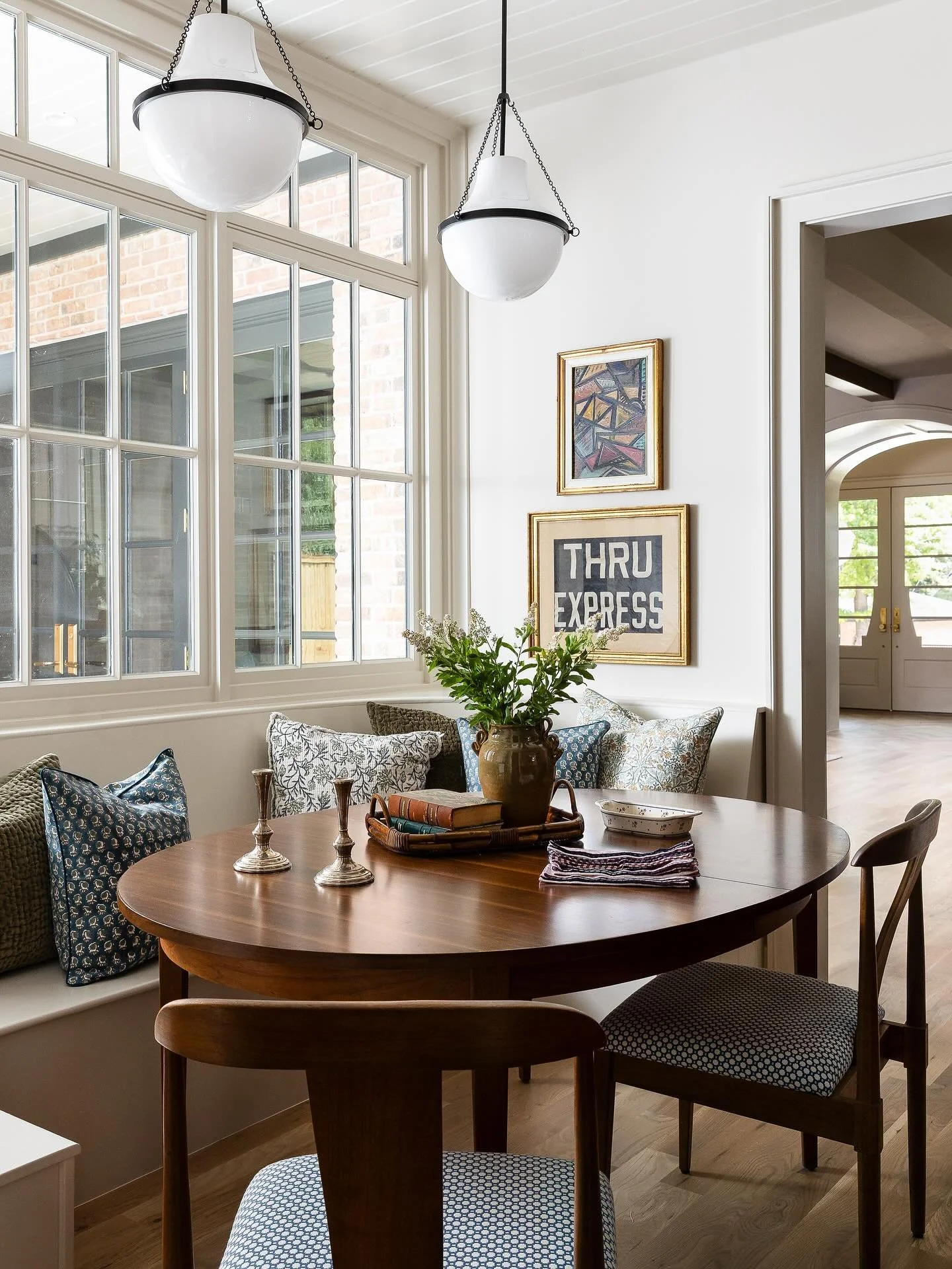 I&rsquo;ve shared these a couple times in my stories, but they truly deserve a permanent spot on the feed! Together, these two moments created the coziest layered breakfast nook/bar right off of the kitchen. 

A few days prior to these shots, this sp