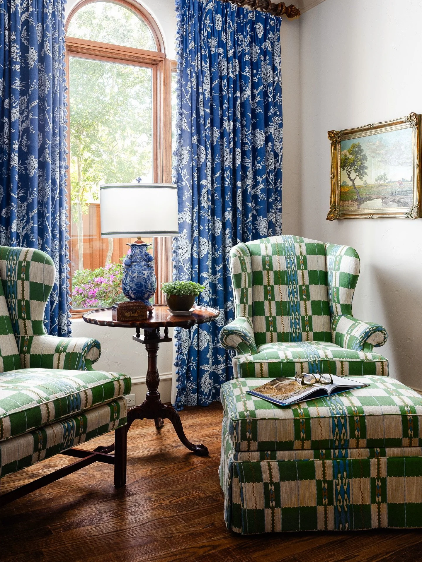 A perfect example of how blue and green design is a timeless marriage. Love these ultra pretty, pattern-on-pattern bedroom moments by @laurenreynoldsdesign. 

Design by @laurenreynoldsdesign 
Images by @sarahlindenphotography 

#dallasinteriordesign 