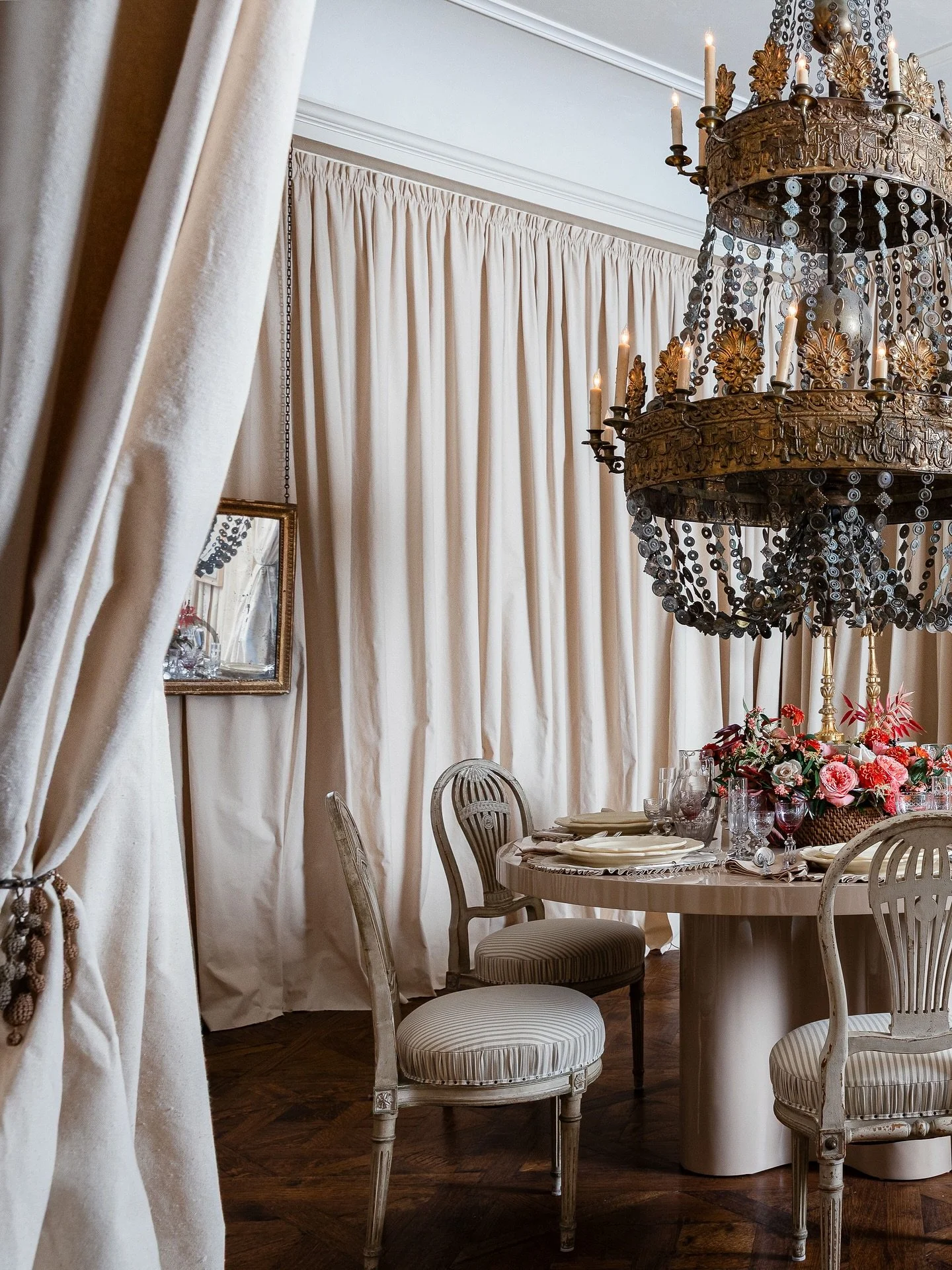 Welcome to Salle &agrave; Manger, designed by @shannonbowersdesigns for @kbshowhouse in Dallas, Texas. The magnitude of these identical 7-ft Parisian chandeliers&mdash;you truly have to see it to believe it. The space is so romantic and quiet, and ye