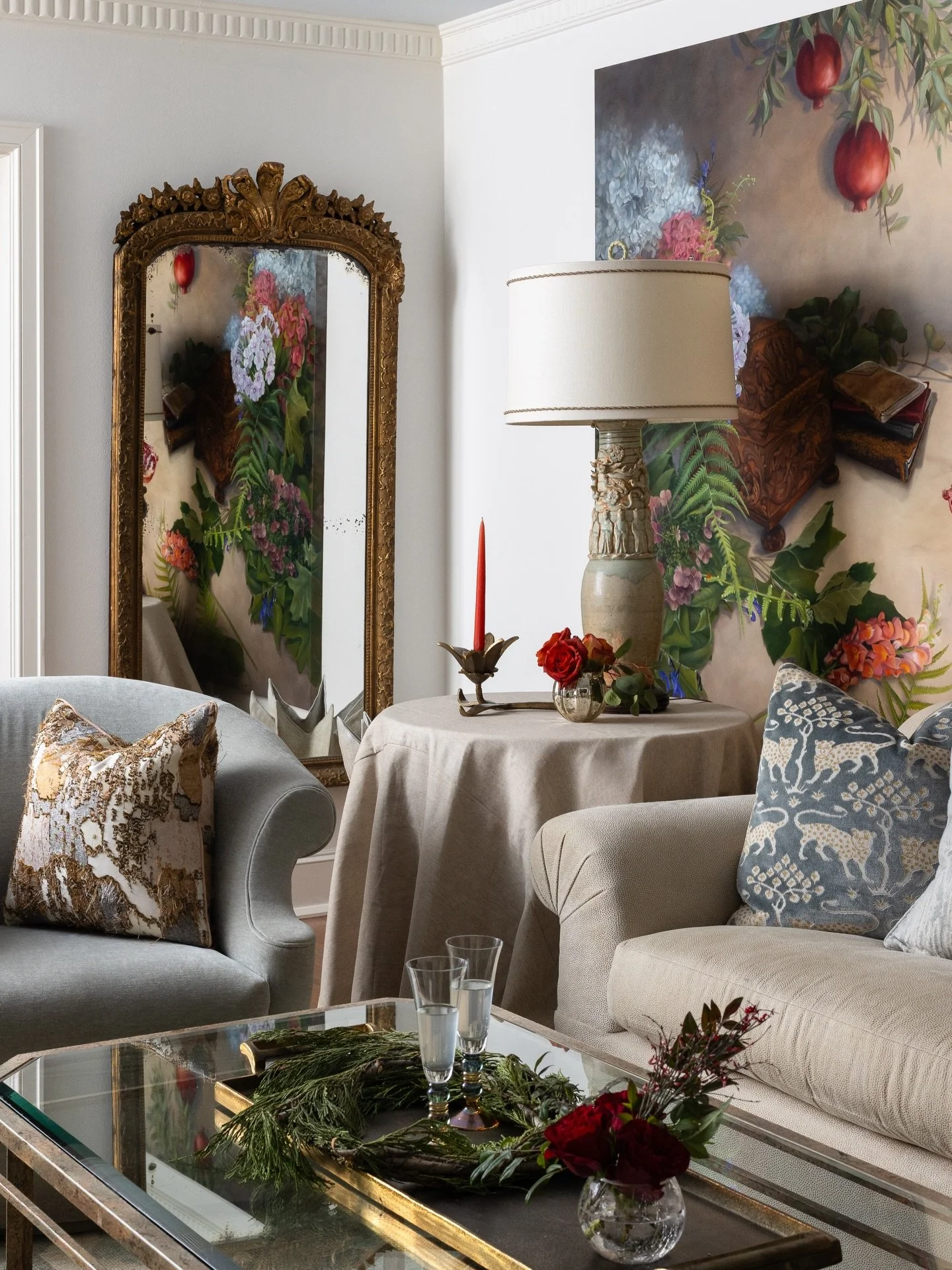 Classy and a little nostalgic. My kind of Christmas. 

Design by @hollyhickeymoore 
Images by @sarahlindenphotography 

#dallasinteriordesign #interiorstyling #chistmasdecor