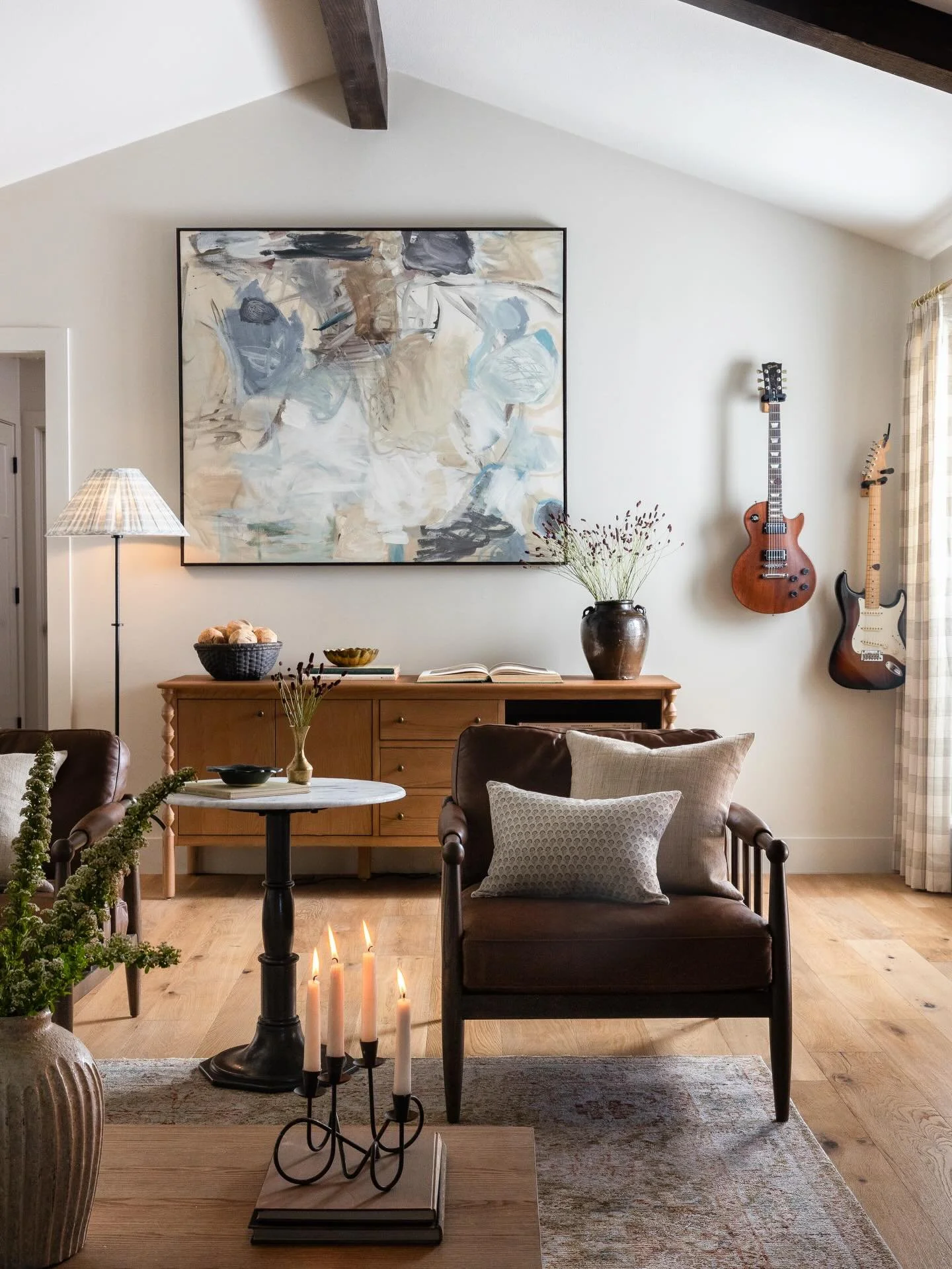 Kinda bright. But also kinda moody. &ldquo;Bright and moody.&rdquo; Is everyone ok if I claim that aesthetic? I&rsquo;m doing it anyways.

Design @ledgerandladder 
Images @sarahlindenphotography 

#brightandmoodyphotography #dallasinteriordesign #moo