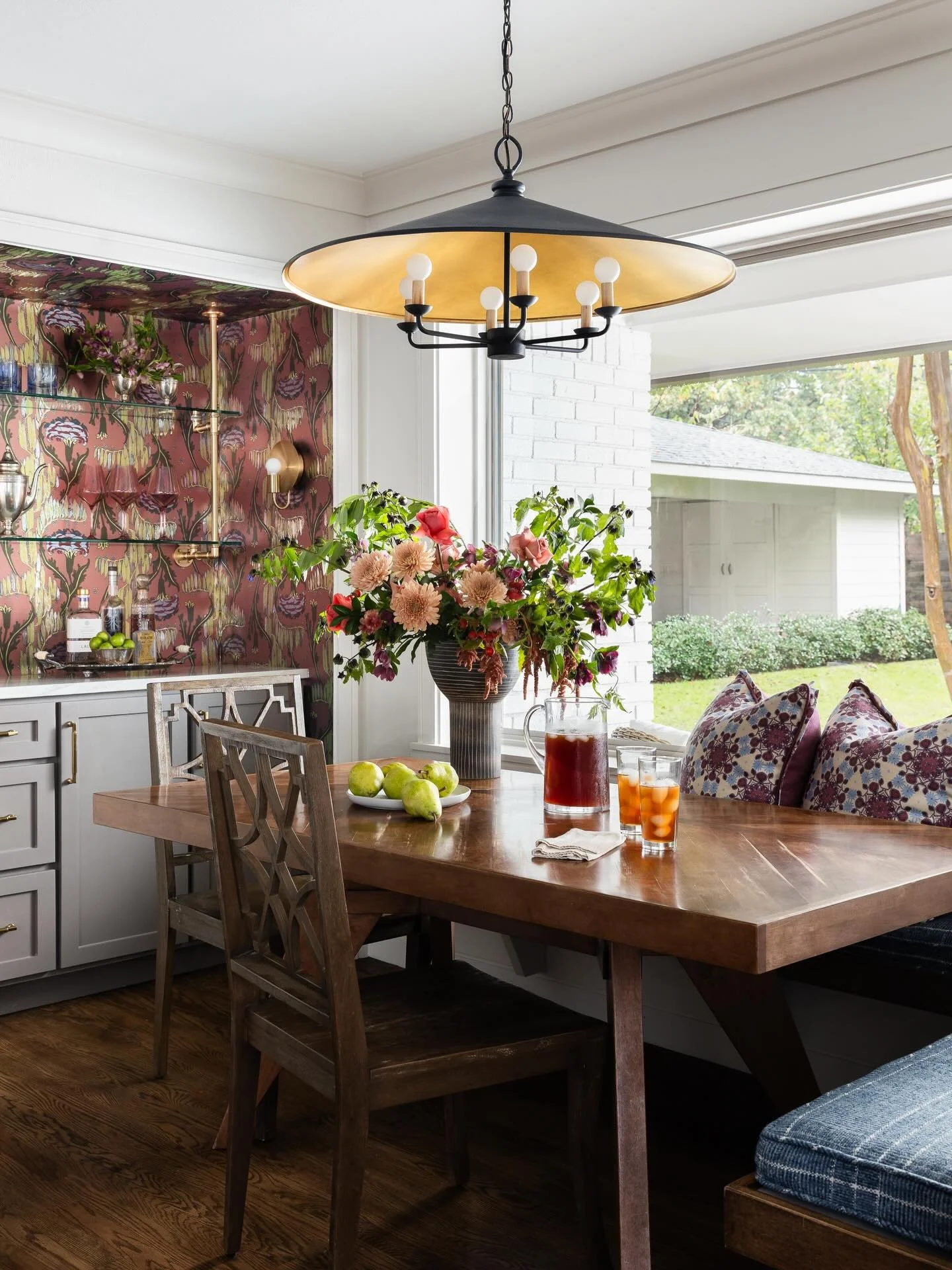 The shots and moment of capture. Lovely design by @laurenreynoldsdesign, architecture by @marthaklinefelter, floral by @mossfloral. 

#dallasinteriordesign #wallpaperinspo #interiorphotography