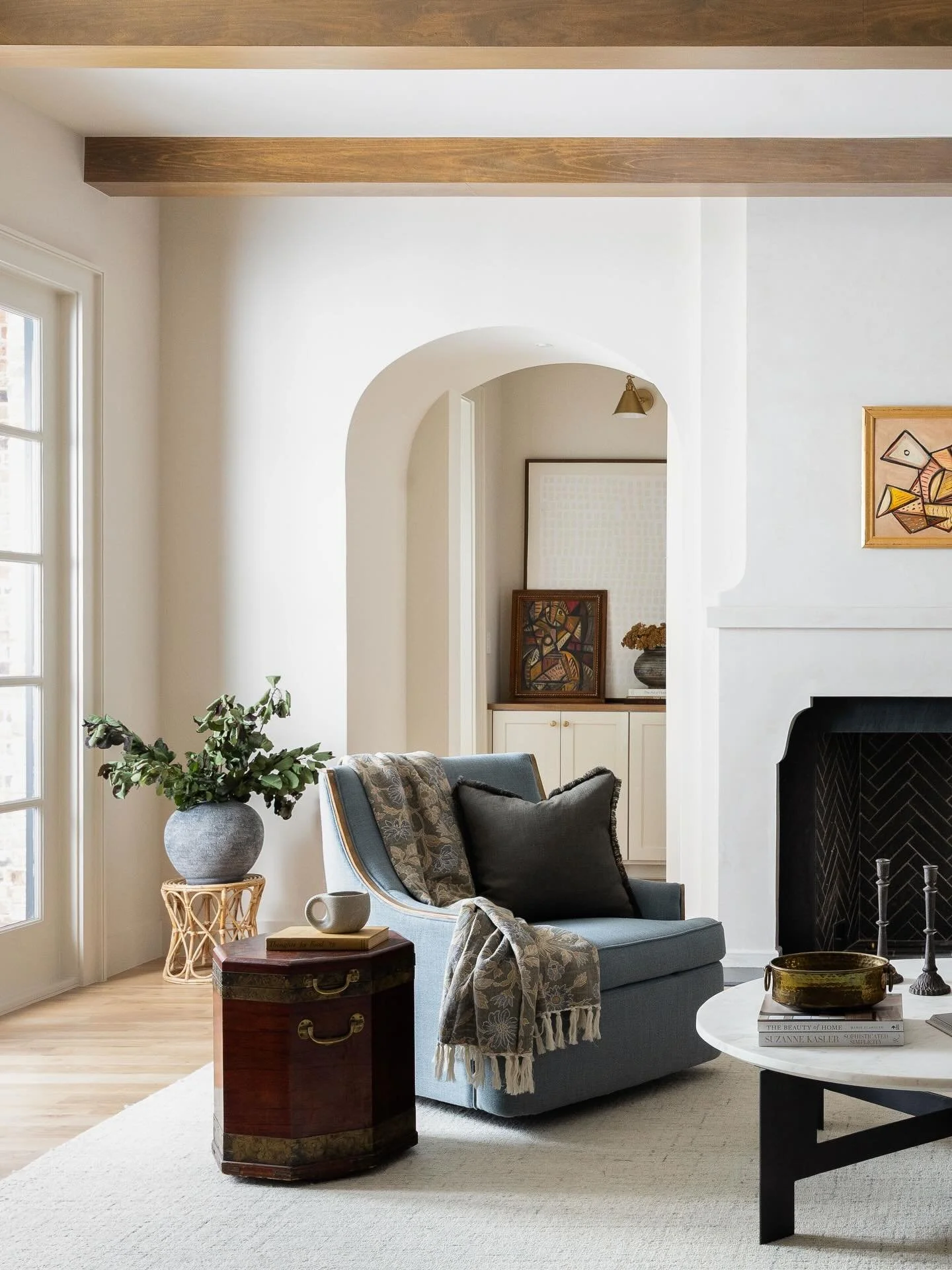 It feels crisp, and I like it. 

Design: @ashleighgraberdesign 
Build: @residebuilders 
Architect: @conserva.studio 
Styling: @spburke 

#dallasinteriordesign #livingroominspo #interiorphotographer