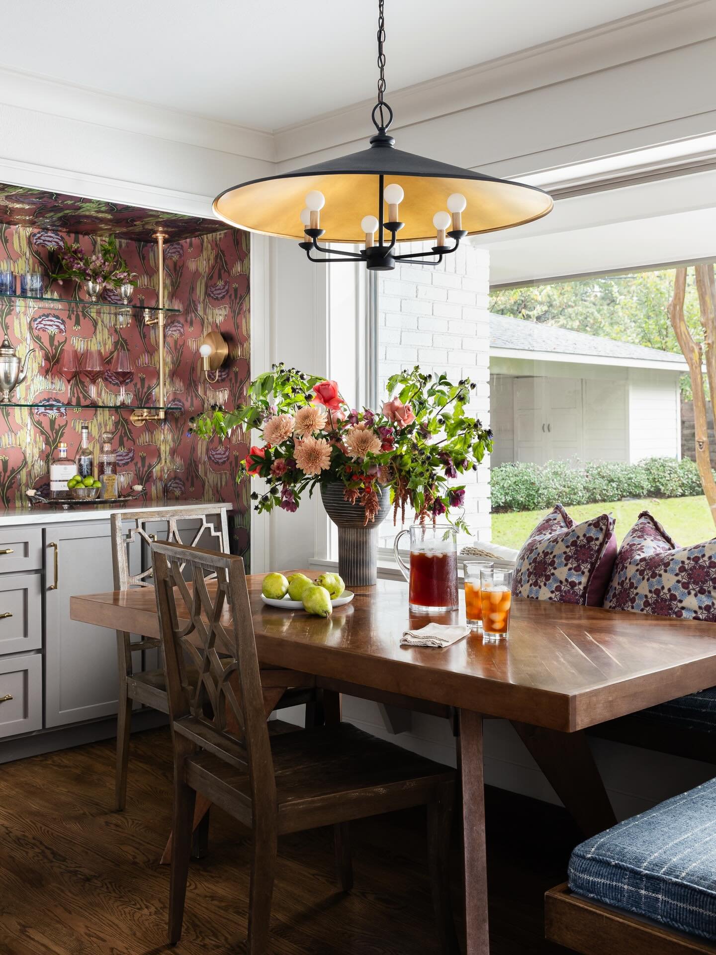 The shots and moment of capture. Lovely design by @laurenreynoldsdesign, architecture by @marthaklinefelter, floral by @mossfloral. 

#dallasinteriordesign #wallpaperinspo #interiorphotography