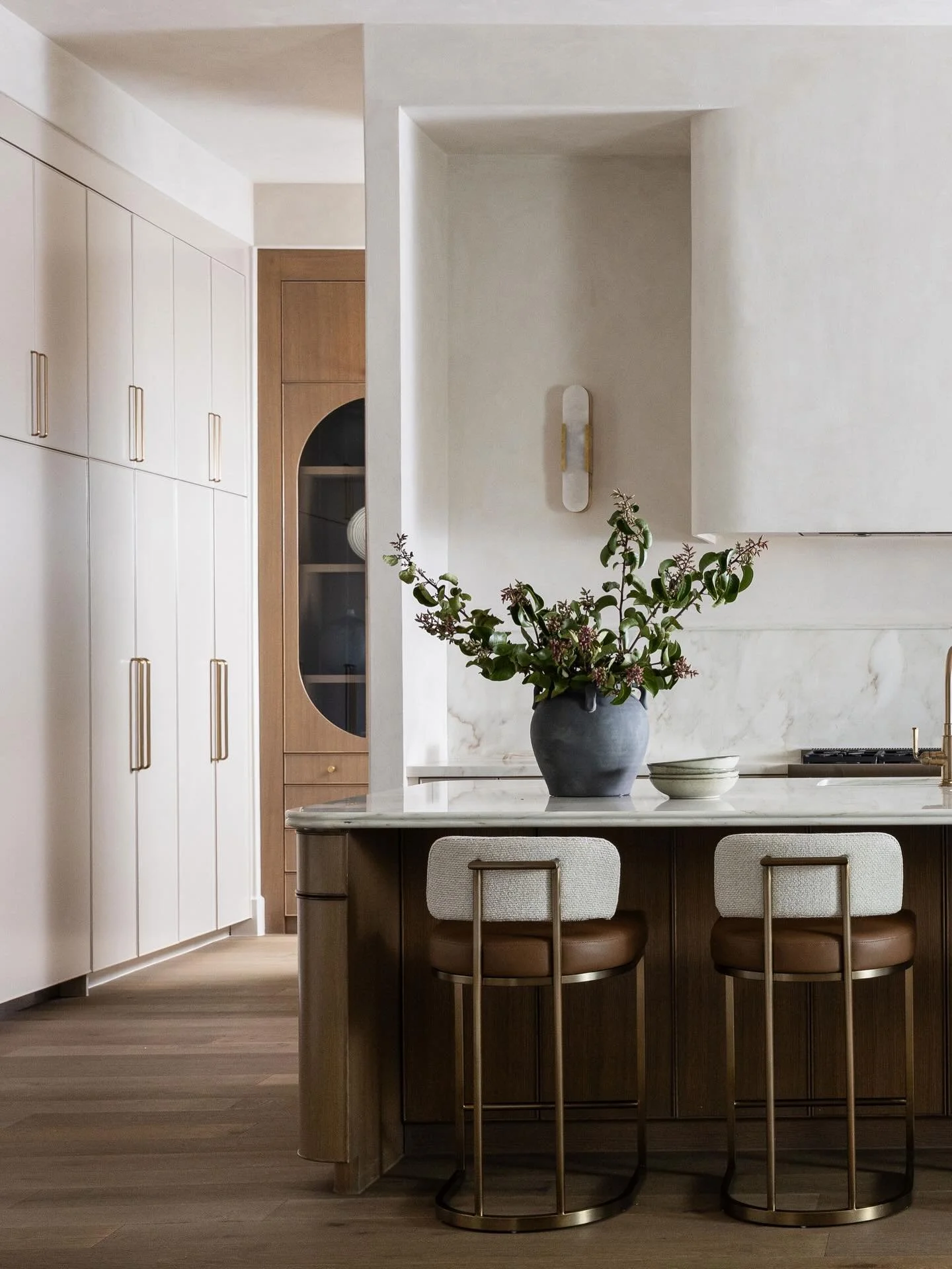In case you needed permission to forgo island pendants, this is it. 

Lighting is the jewelry of design. Would you ever leave pendants out from a kitchen?

Design @neighborinteriors 
Styling @spburke 
Images @sarahlindenphotography 

#dallasinteriord