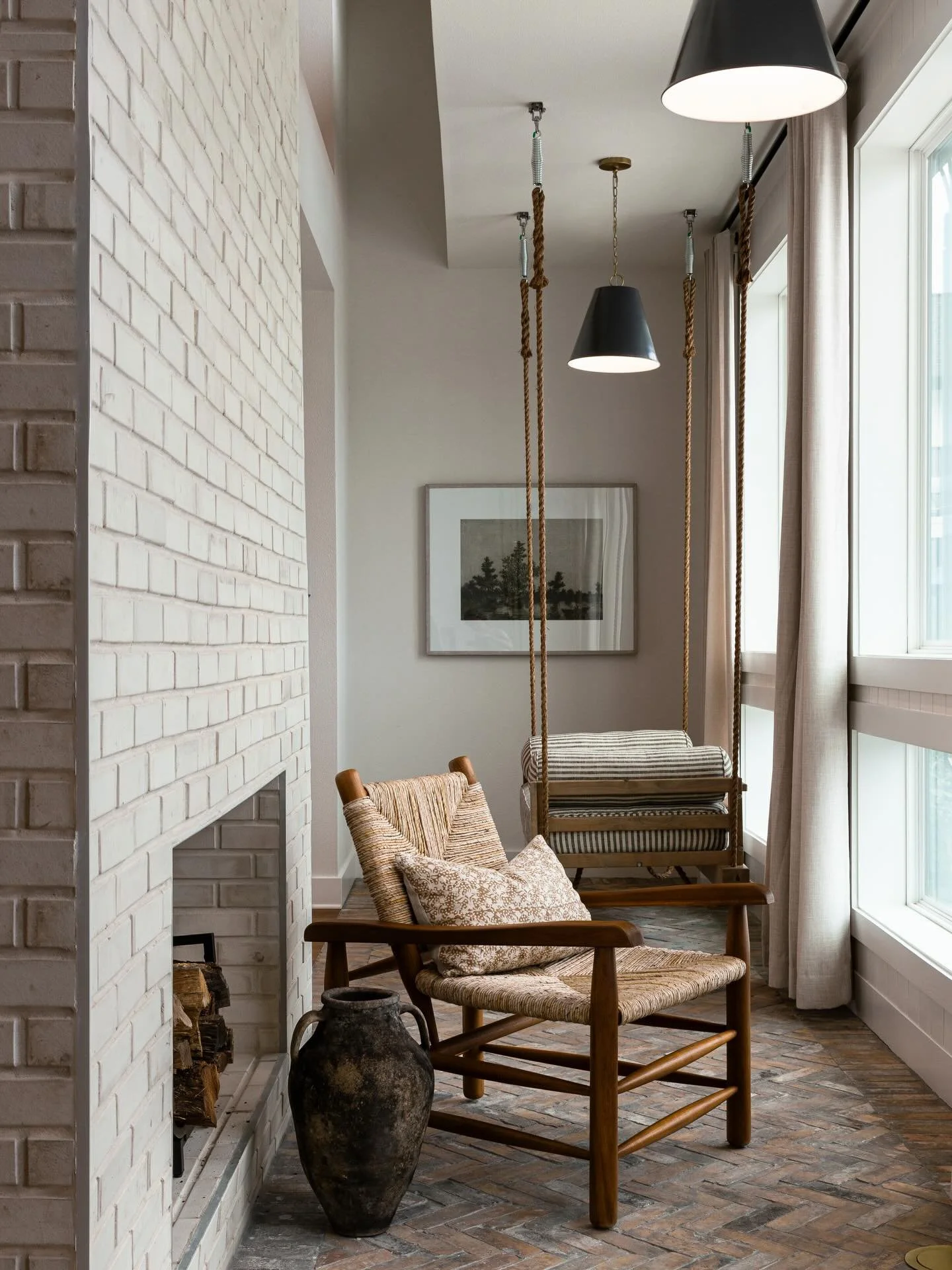 Lovely serene moment by @ellieaiellointeriors styled by @kerrielisegibson. Apartment living never looked so good. 

#interiorphotography #lakehousedesign #interiorstyling #porchinspo