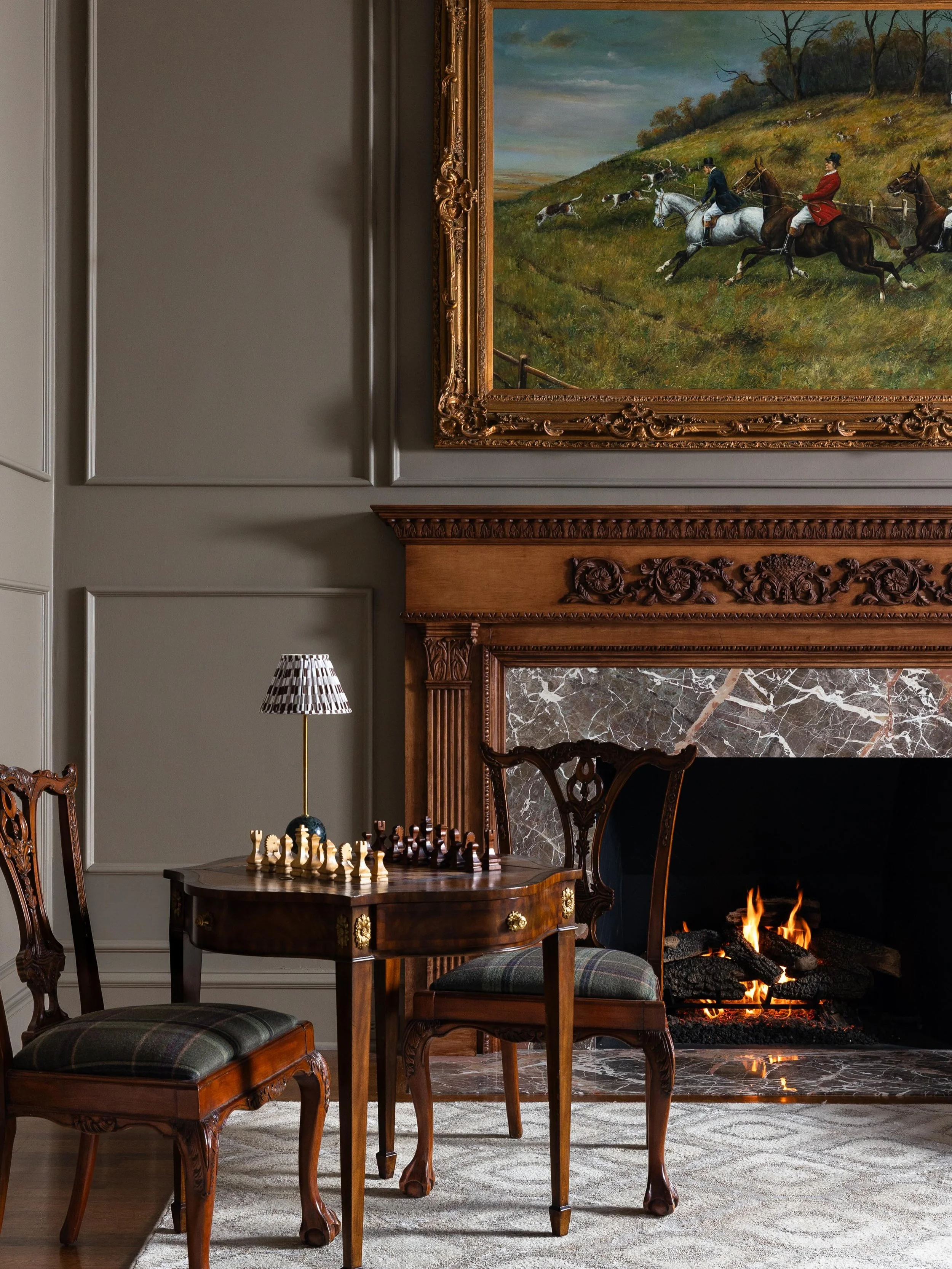 A few faves from a recent session with @elizabethryaninteriors. Fun fact&mdash;she designed the fireplace around the art. Isn&rsquo;t the scale perfection? Elizabeth, this might be my favorite project of yours. 

Design @elizabethryaninteriors 
Styli