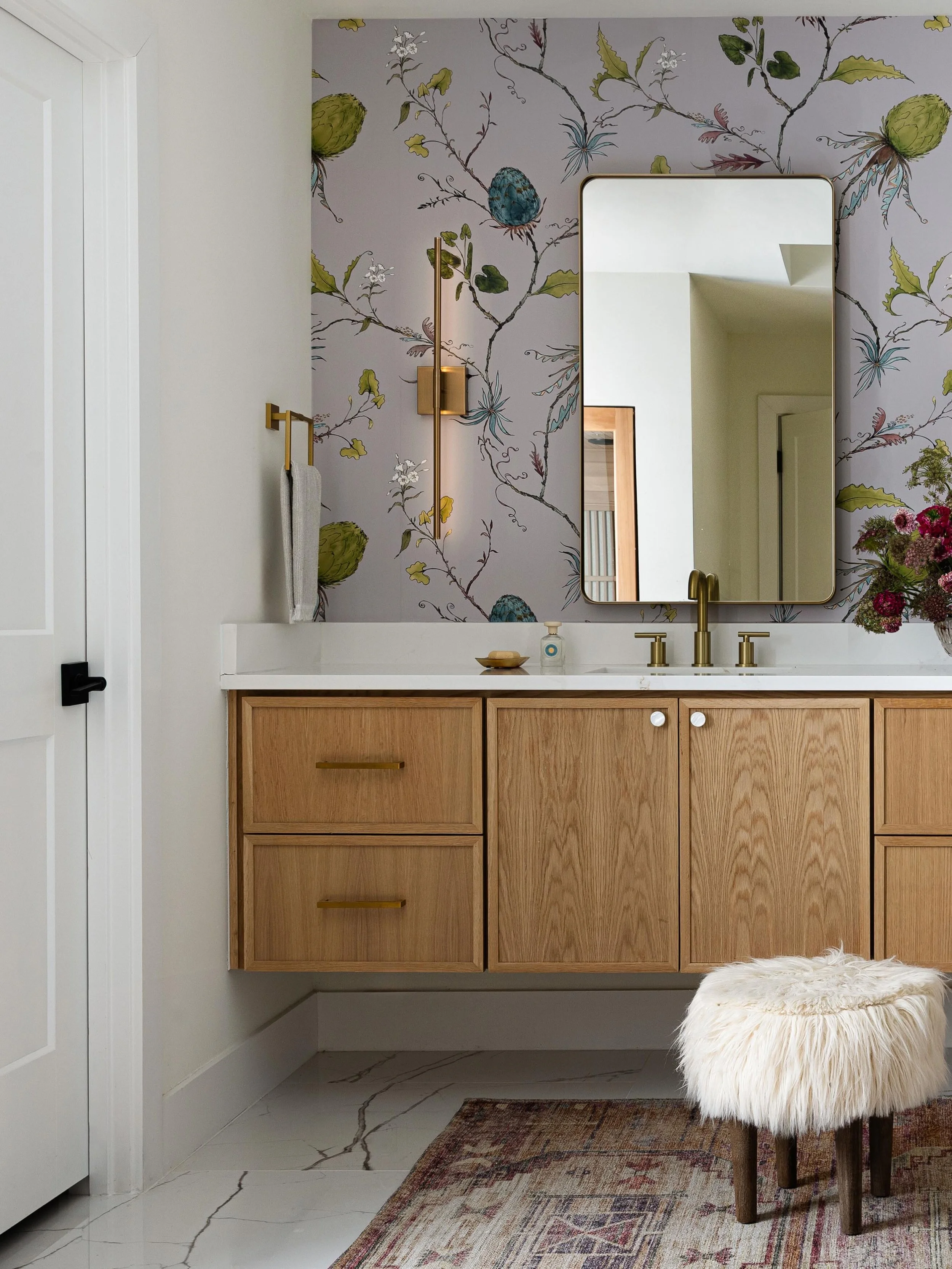 A match made in heaven: @laurenreynoldsdesign and the Artichoke Vine wall covering by @brierandbyrd. Kust makes sense to me. I love how Lauren used this in the primary bedroom and bathroom&mdash;it&rsquo;s all so connected. 

Design @laurenreynoldsde