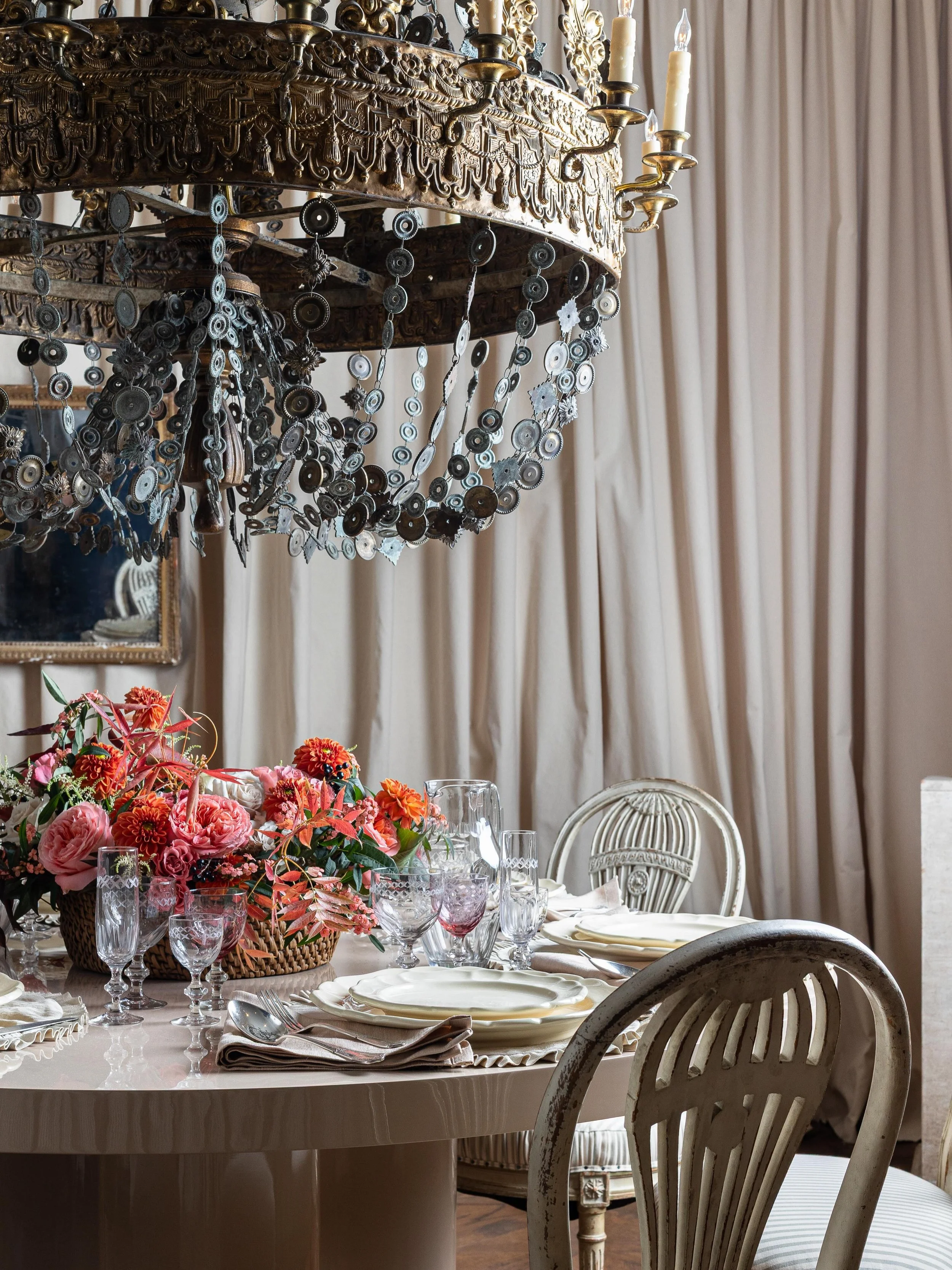 Pretty moments from Dallas Kips Bay 2025, shot for @shannonbowersdesigns. So romantic. 

Design @shannonbowersdesigns 
Images @sarahlindenphotography 
Photo assist @tanner_garza 

#kipsbay #kipsbaydallas #dallasinteriorphotography