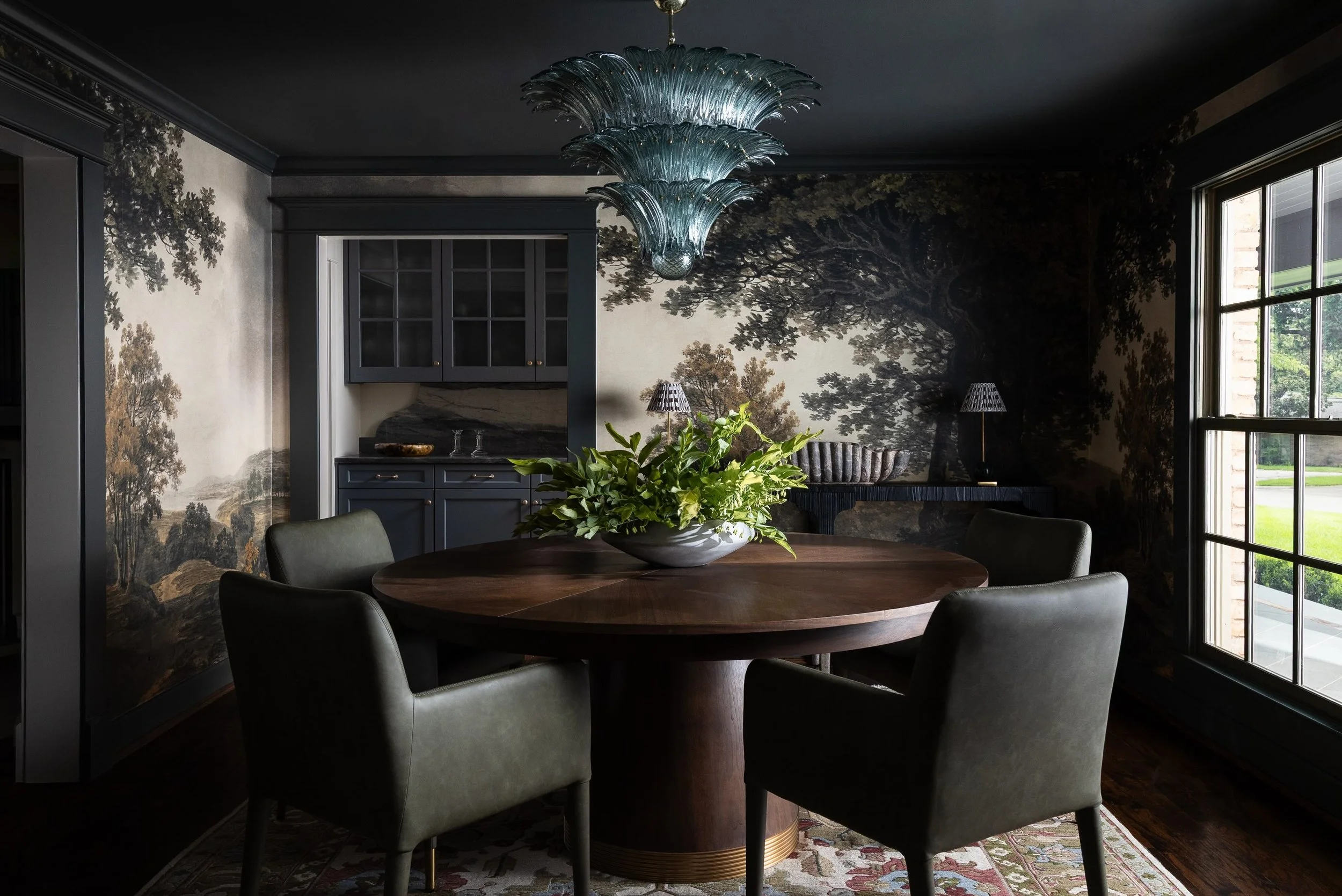 Today we honor all the wide shots buried and forgotten on hard drives because verticals show up better on Instagram. My website, though, is very horizontal heavy, so you should go check it out. Link in profile. 

Design @elizabethryaninteriors 
Photo