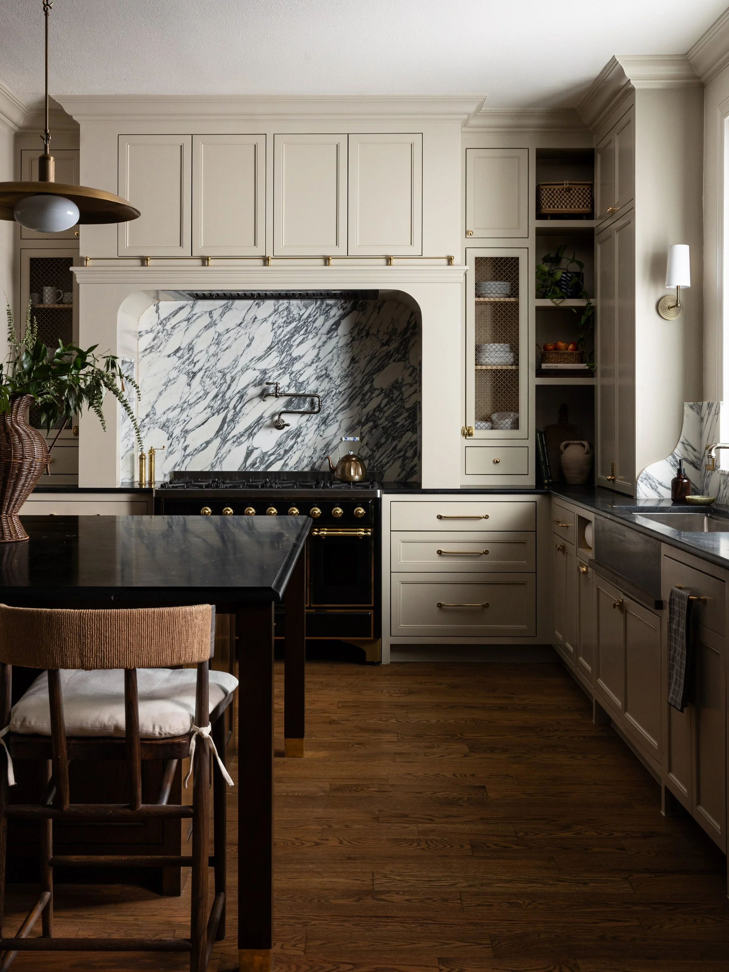 A stunning kitchen and the lovely human who created it. 

Design @cavieinteriors @rachelazcavanaugh 
Images @sarahlindenphotography @tanner_garza 

#kitchenmarble #marblebacksplash #kitchendesign #dallasinteriordesign #interiorphotography