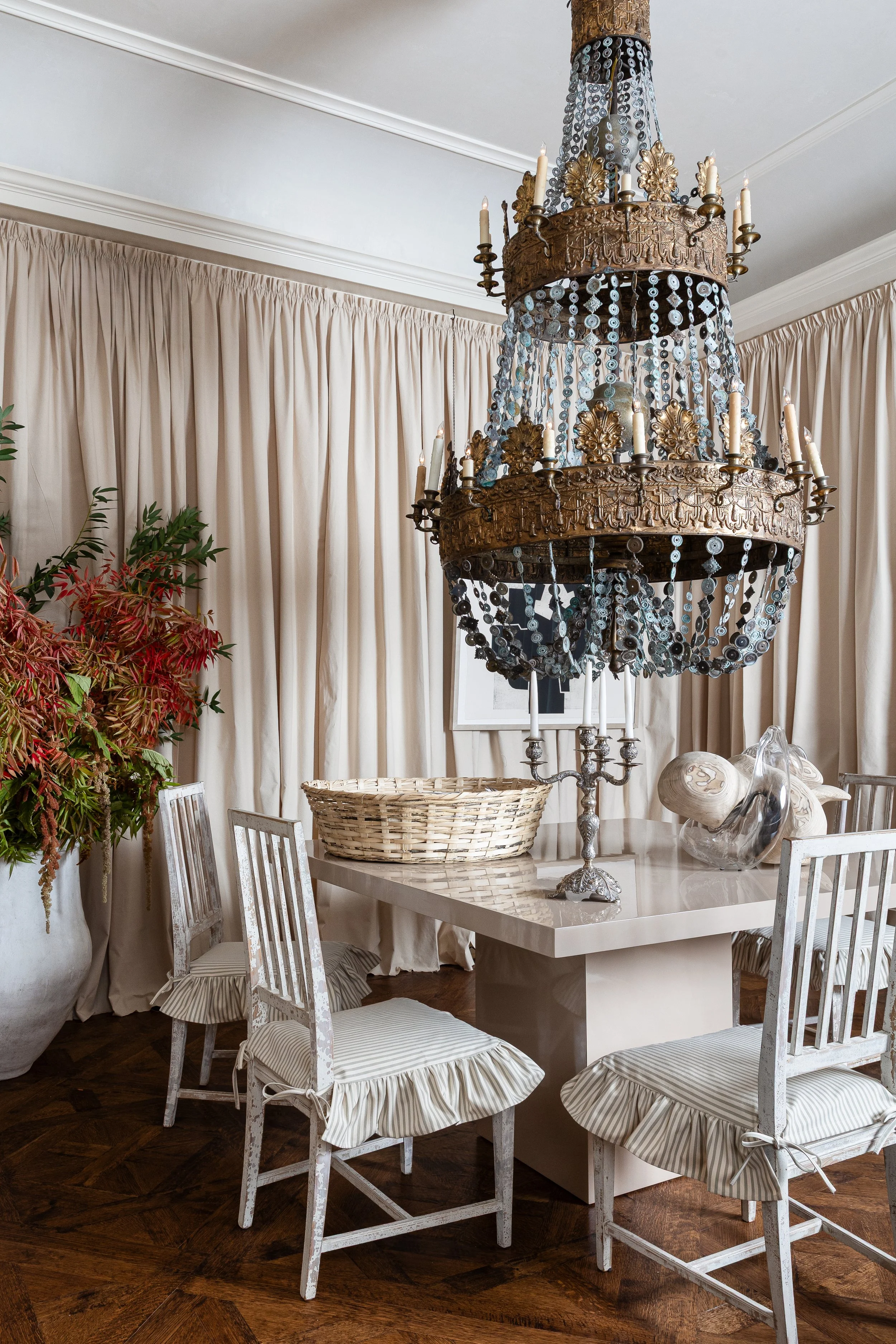 Oversized chandelier in dining room, Dallas Kips Bay Photographer