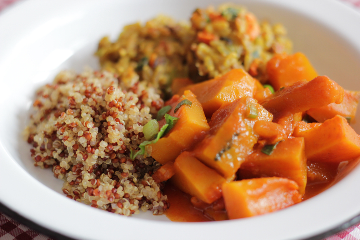 abóbora picante acompanhada de quinoa e bolinhos de arroz