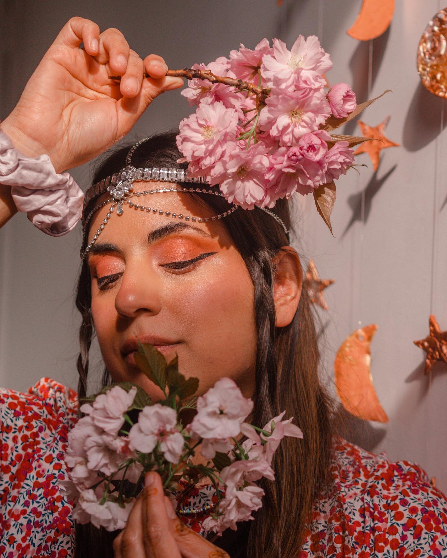 { Just call me Legolassi 🌸✨

Clearly watched too many Eid #LOTRmemes 😂 so subconsciously dressed as a desi elf for Eid. 

A lil #MeMyselfAndPortrait in the evening Spring sunshine and #blossom🌸 

I feel like I&rsquo;ve outgrown that hashtag 🤔 I k