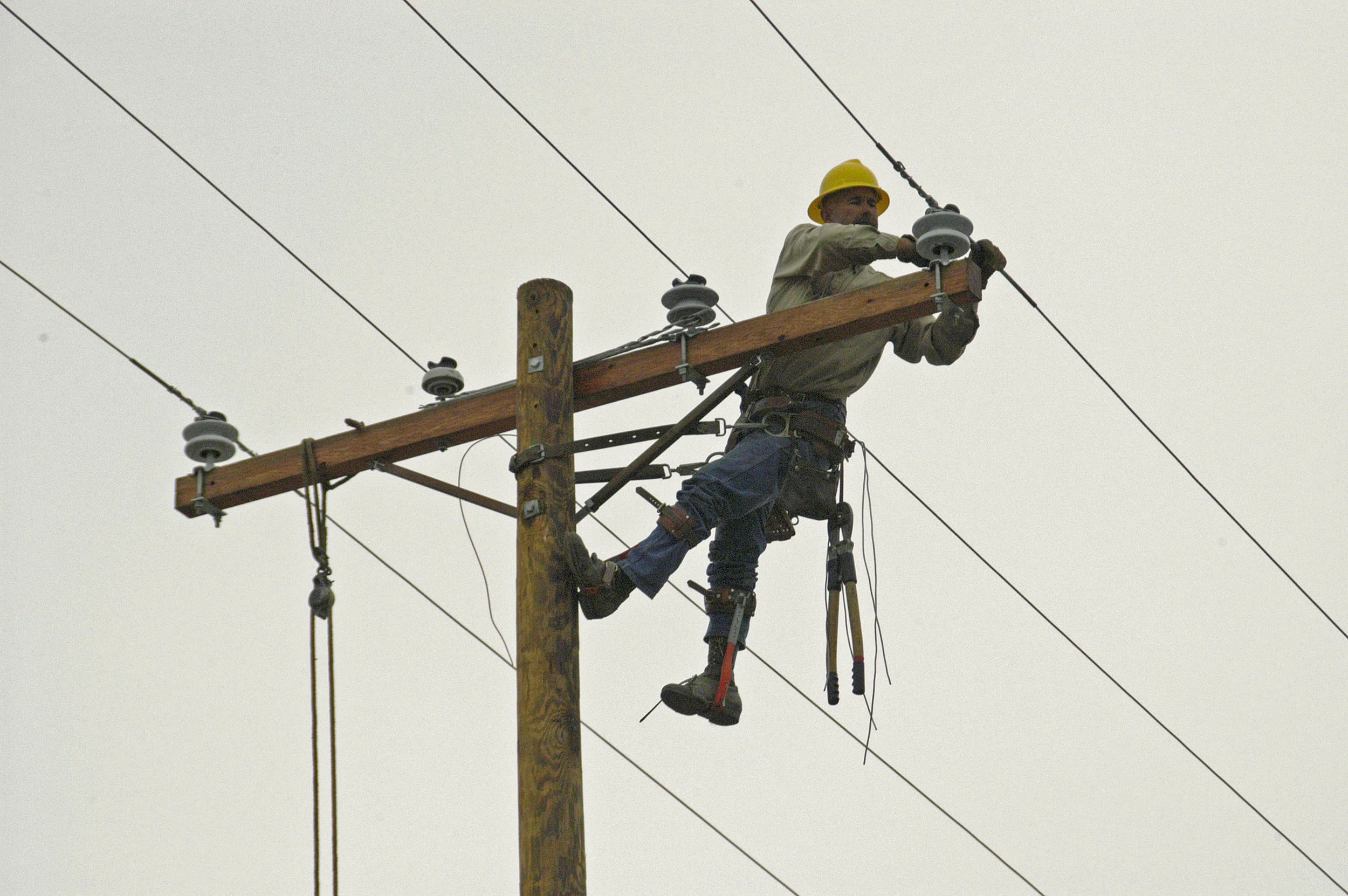 List-of-10-Most-Dangerous-Jobs-7.-Linemen-And-Roofers.jpg