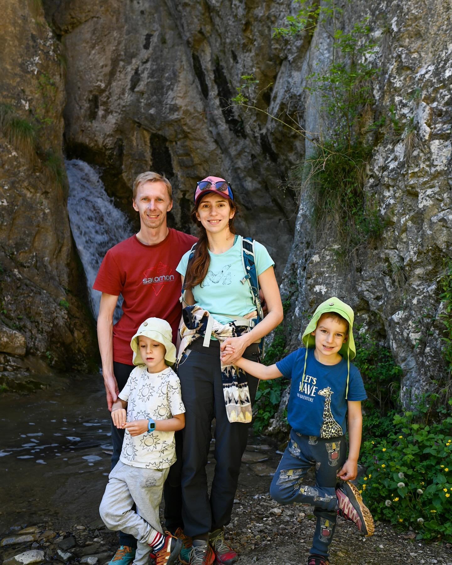 Una dintre putinele fotografii cu toti 4. Din plimbarea din weekend. 

#hikingfamily #outdoorfamily #letsgooutside #alwaysmoving #baileromanecetea