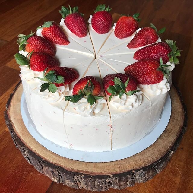 Strawberry Cake down at Midway Public House! Layers of vanilla cake with fresh strawberry buttercream and strawberry toppers! #sweetsmama #sweetsmamabakery #midwaypublichouse #midway #strawberry #vanillacake #strawberrybuttercream #chsugar #bobsredmi