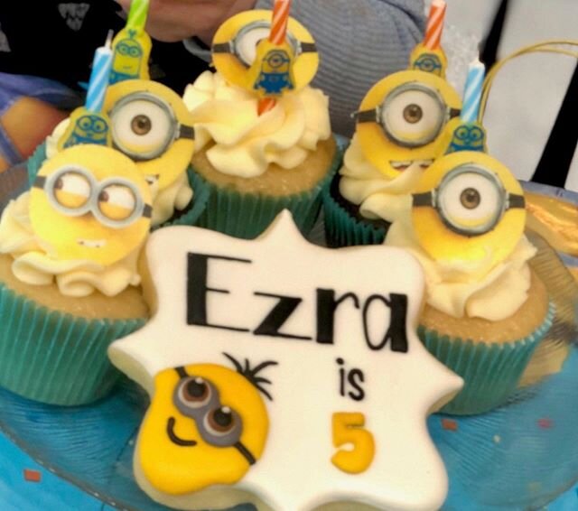 Thank you @dara_kramer for asking me to make these Minion Cupcakes for Ezra&rsquo;s Birthday! Cookies are care of @kyscookies #minions #sweetsmama #sweetsmamabakery #despicableme #kyscookies #birthday #bobsredmill