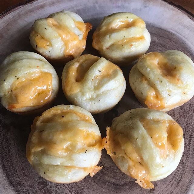 Cheesy Garlic Buns cap dinner off right! #sweetsmama #sweetsmamabakery #cheesy #cheesygoodness #cheesygarlicbread #cheesygarlicbuns #itswhatsfordinner #sidedish #tillamook #bobsredmill