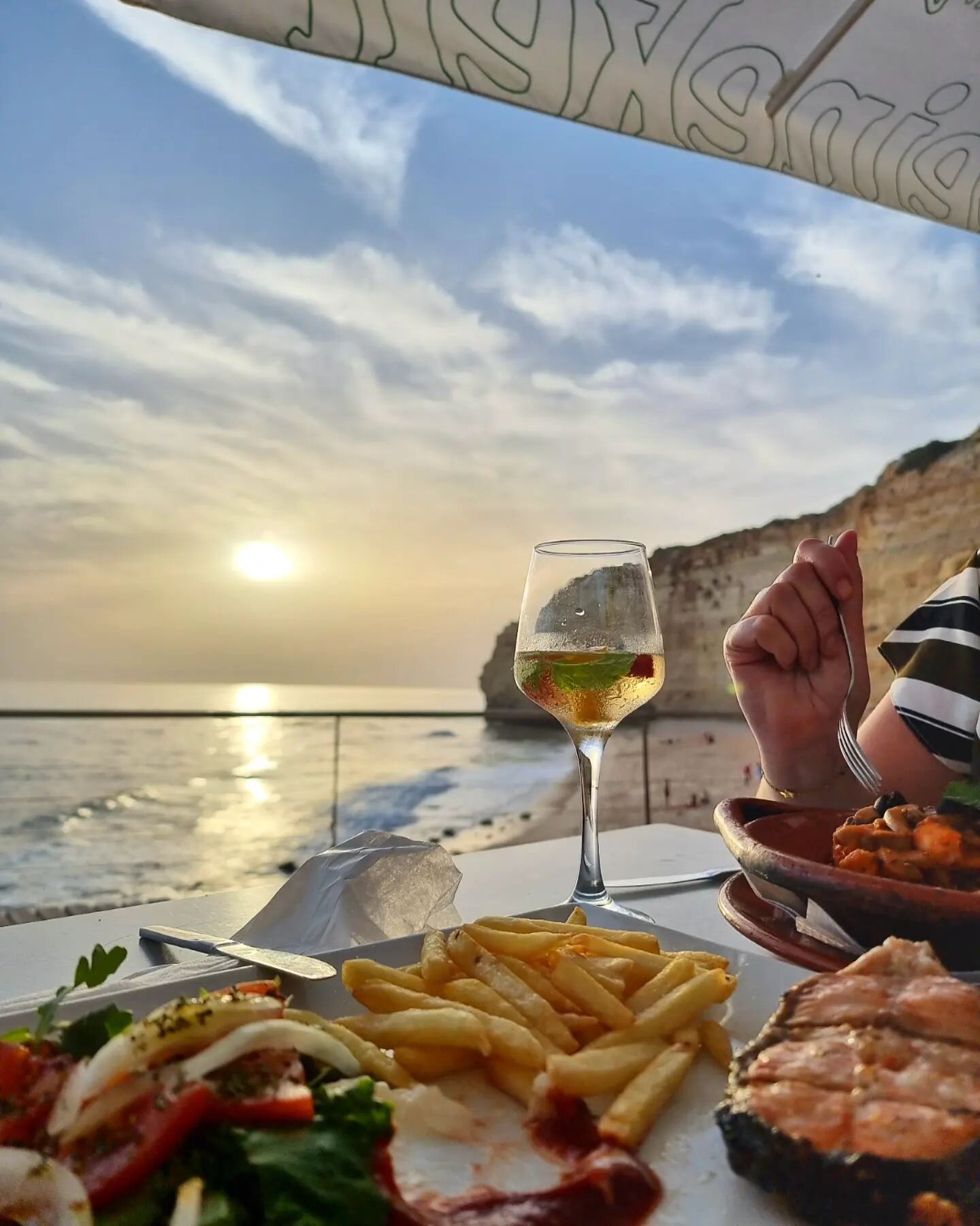 Dinner on the beach in October? No problem here... Perfect start of a perfect evening in the Algarve. Fresh delicious fish with white #sangria looking at the sunset.

#algarve #algarvelovers #visitalgarve #algarvetourism #carvoeiro #portugal #visitpo