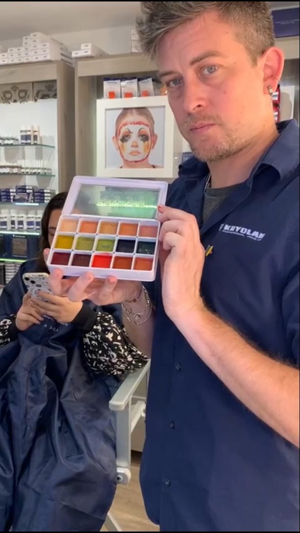 Tuve la oportunidad de hacer una demostración en vivo de las nuevas paletas al alcohol ver @kryolanlima y ufff!
Gracias por permitirme compartir mis experiencias y a @danielabarton_mua por ser mi modelo
#makeup #kryolan #sfx #mua #makeupcla