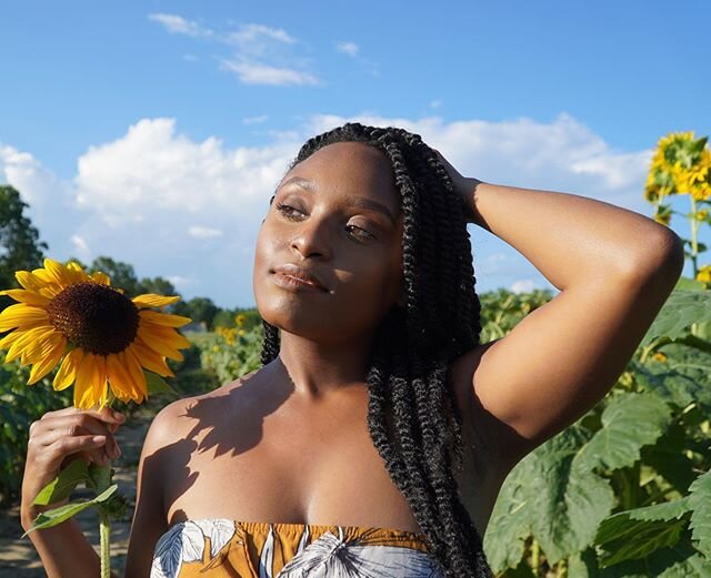 ✨🌻Sunflowers and chocolate sun kissed  skin🌻✨ Check out my blog about a sunflower field that can be found in southern Mississippi at TheCurlyTraveler.com 💕
.
.
Heads up... their season is almost over. Catch it before they close until the fall!
.
.